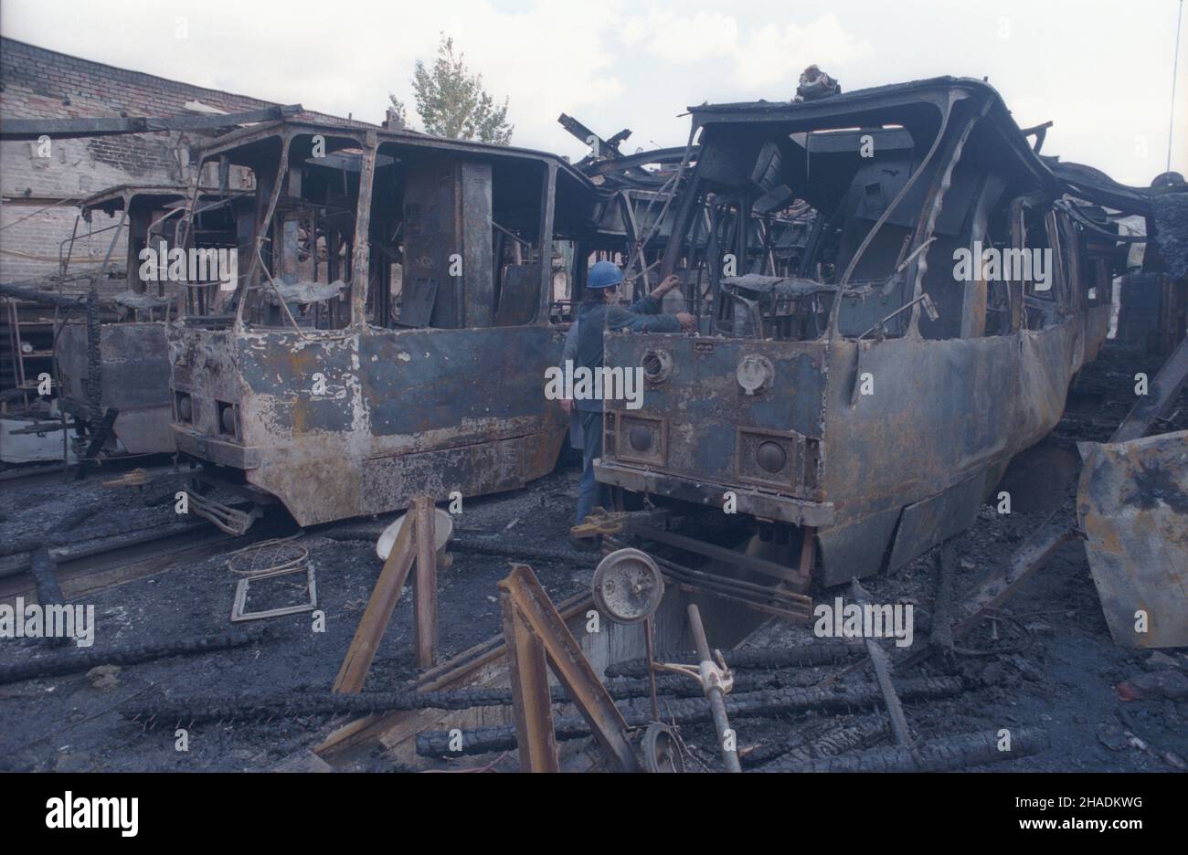 Grudz¹dz 05.09.1993.W wyniku po¿aru W zajezdni tramwajowej sp³onê³a czêœæ taboru tramwajowego (11 wagonów), hala warsztatowa oraz zaplecze techniczne. mta PAP/Wojciech SzabelskiGrudziadz 5 septembre 1993.Une partie d'un dépôt de tramway, dont 11 wagons de tramway, a été détruite par un incendie. mta PAP/Wojciech Szabelski Banque D'Images