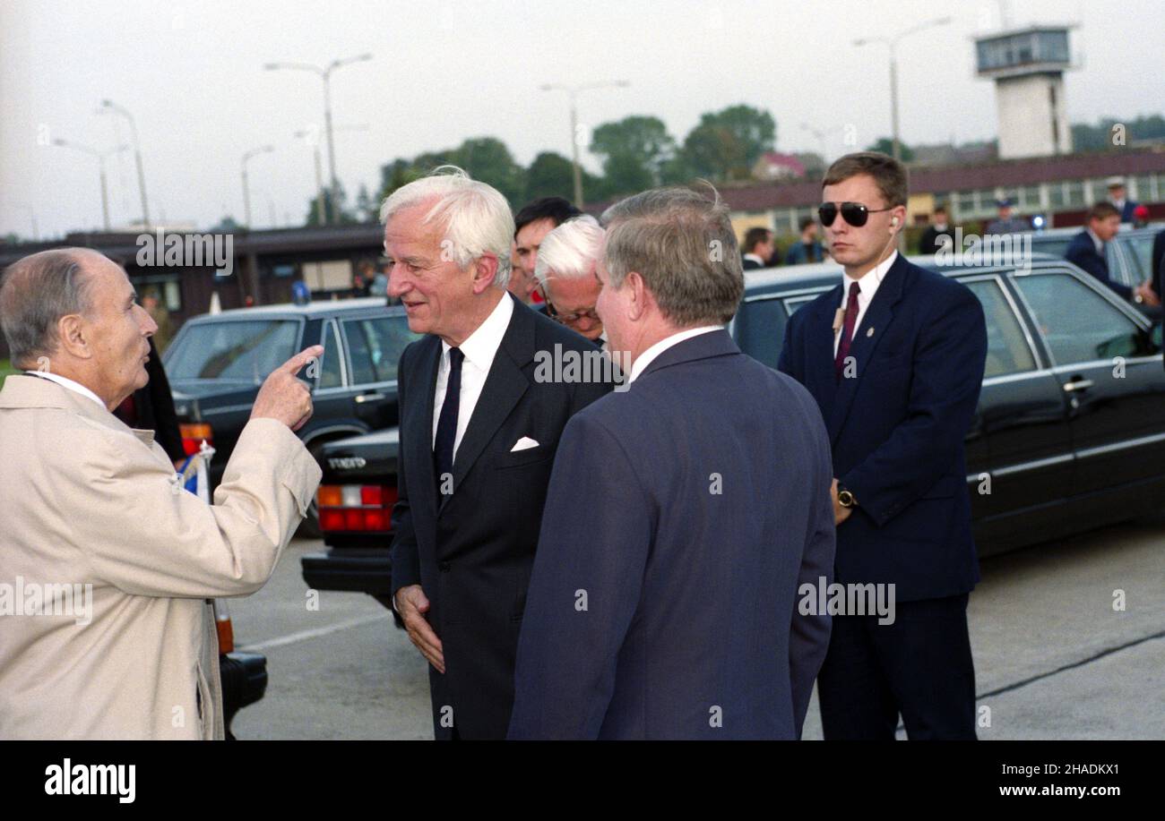 Gdañsk 21.09.1993.Szczyt prezydentów Polski, Niemiec i Francji.Powitanie na lotnisku Rêbiechowo.prezydent Francji François Mitterand (L), prezydent Niemiec Richard von Weizsaecker (C) i prezydent RP Lech Wa³êsa. Js PAP/Stefan KraszewskiGdansk 21 septembre 1993.Un sommet auquel ont participé les présidents de la Pologne, de l'Allemagne et de la France.Une cérémonie de bienvenue à l'aéroport de Rebiechoho.Photo : le président français François Mitterand (L), le président allemand Richard von Weizsaecker (C) et le président polonais Lech Walesa. Js PAP/Stefan Kraszewski Banque D'Images