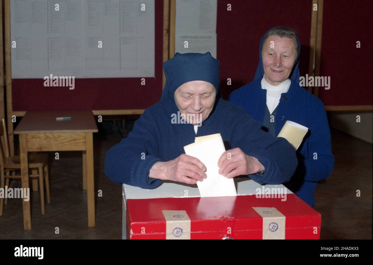 Cracovie 19.09.1993.Wybory parlamentarne.g³osuj¹ siostry szarytki (Zgromadzenie Sióstr Mi³osierdzia œw.Wincentego a Paulo) W lokalu Obwodowej Komisji Wyborczej nr 15 przy ulicy Grodzkiej. Js PAP/Jacek BednarczykCracovie 19 septembre 1993.Élections parlementaires.Photo : Daughters of Charity (la Compagnie des filles de la Charité de Saint Vincent de Paul) dans un bureau de vote de la rue Grodzka. Js PAP/Jacek Bednarczyk Banque D'Images