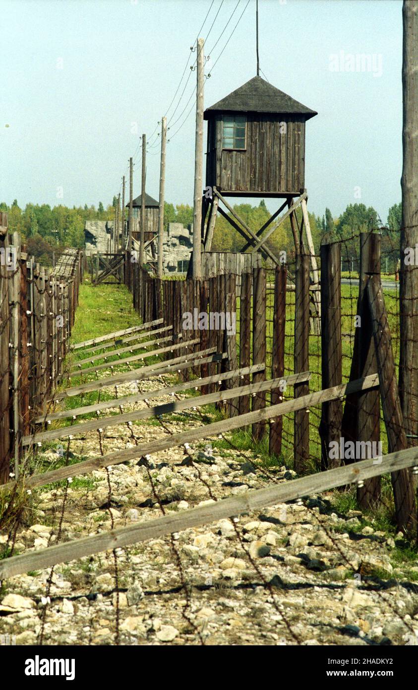 Lublin 21.09.1993.Teren by³ego obozu koncentracyjnego KL Lublin (Majdanek), Pañstwowe Muzeum na Majdanku.DNI Majdanka - spotkania, dyskusje, projekcje filmowe, zwiedzanie muzeum - obchodzone s¹ jako forma upamiêtnienia ofiar obozu. Js PAP/Miros³aw TrembeckiLublin 21 septembre 1993.Ancien camp de la mort nazie KL Lublin (Majdanek), musée d'État dans le quartier de Majdanek à Lublin.Majdanek Days - réunions, discussions, spectacles cinématographiques, visites au musée pour commémorer les victimes du camp de la mort. Js PAP/Miroslaw Trembecki Banque D'Images