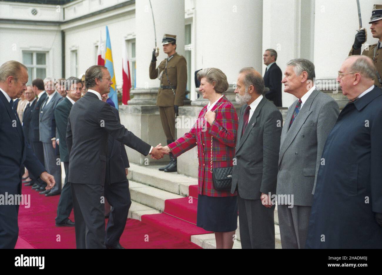 Varsovie 24.09.1993.Ofijalna wizyta króla Szwecji Karola XVI Gustawa.Ceremonia po¿egnania na dziedziñcu Belwederu.NZ. szef polskiego protoko³u dyplomatycznego Janusz Œwitkowski (1L), król Karol XVI Gustaw (¿egna premier ministre Suchock¹), premier ministre RP Hanna Suchocka (4P), marsza³ek Senatu August Che³kowski (3P), wicemarsza³ek Sejmu Józef Zych (2P), ministre spragur Krakzyszzziszisz (1P)Varsovie 24 septembre 1993.Le roi de Suède Carl XVI Gustaf effectue une visite officielle en Pologne.Photo : le chef du protocole diplomatique polonais Janusz Switkowski (1L), le roi Carl XVI G. Banque D'Images