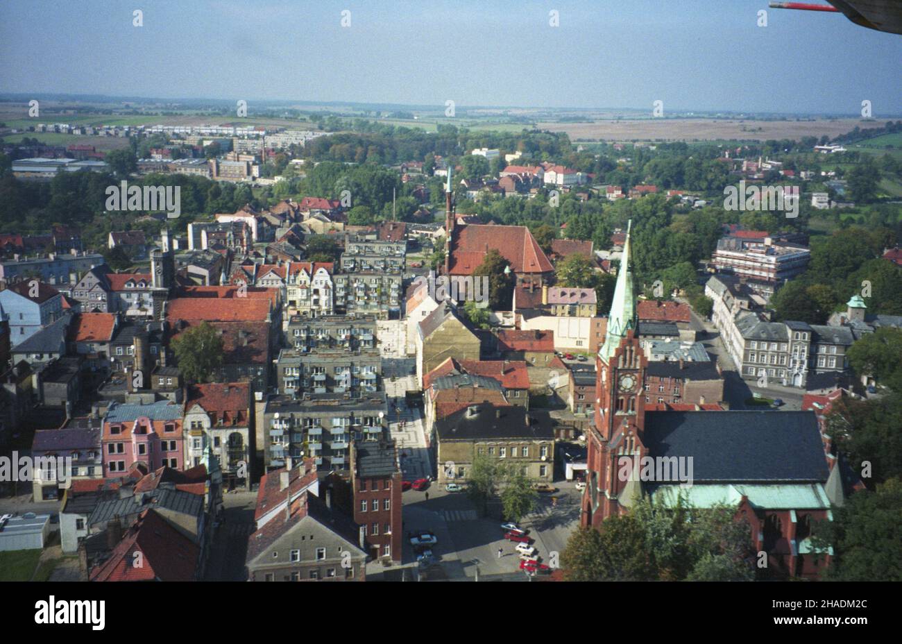 Œwiebodzin 28.09.1993.Obraz lotniczy czêœci staromiejskiej miasta widziany W kierunku pó³nocnym.Zabudowa œredniowiecznego uk³adu miasta m.in.: kamienice przy Rynku, Ratusz (L), koœció³ pw.œw.Micha³a Archanio³a (C, W g³êbi) i koœció³ pw.Najœwiêtszej Maryi Panny Królowej Polski (P, plan pierwszy). mta PAP/Ryszard JanowskiSwiebodzin 28 septembre 1993.Vue panoramique sur la partie nord de la vieille ville.Photo : le plan médiéval de la ville, y compris les maisons de la place du marché, l'hôtel de ville (L), l'église Saint-Michel-l'Archange (C, en arrière-plan) et le CH Banque D'Images