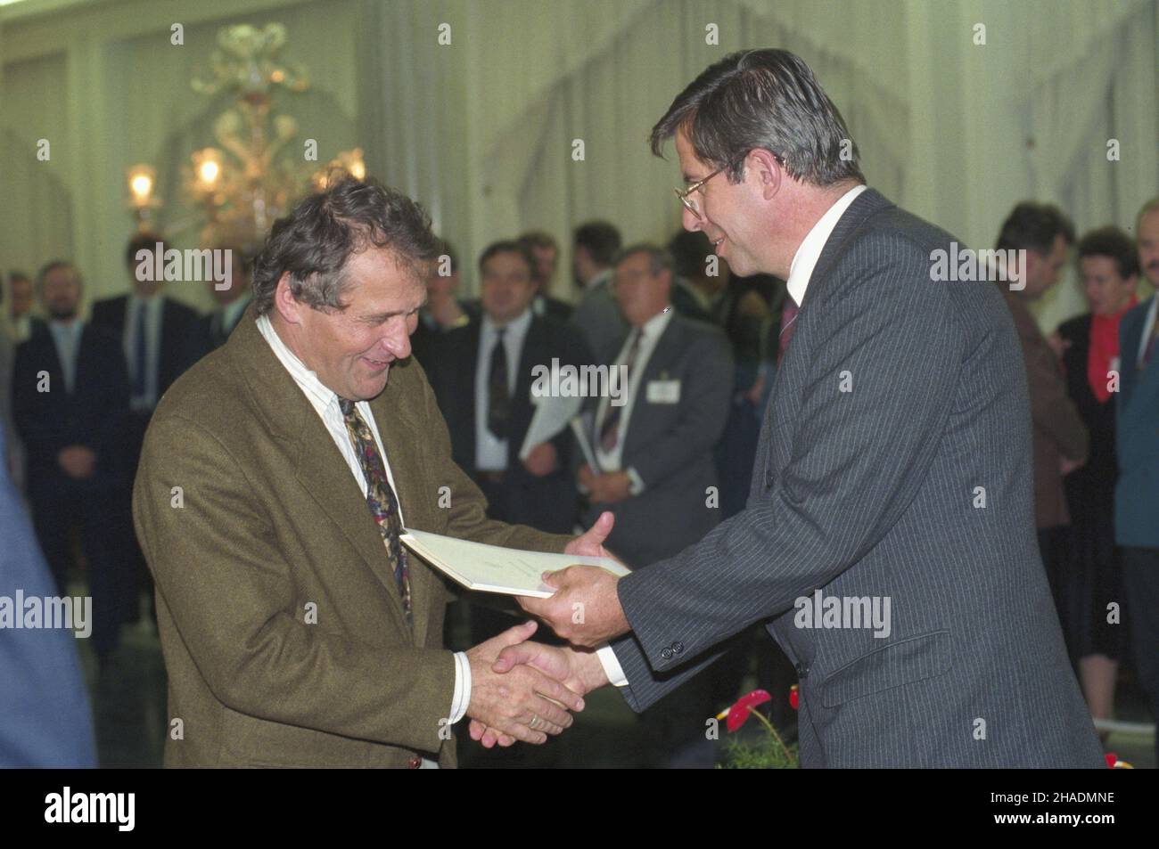 Varsovie 13.10.1993.Uroczystoœæ W Sali Kolumnowej Sejmu wrêczenia pose³om II kadencji zaœwiadczeñ o wyborze od Pañstwowej Komisji Wyborczej (PKW).przewodnicz¹cy PKW Andrzej Zoll (P), pose³ Henryk Wujec (L). uu PAP/Adam UrbanekVarsovie 13 octobre 1993.Les députés de la ternure de 2nd reçoivent les certificats électoraux délivrés par la Commission électorale d'État (PKW) à la salle de la colonne de Sejm.Photo : le président du PKW, Andrzej Zoll (à gauche), remet le certificat au député Henryk Wujec (à droite). uu PAP/Adam Urbanek Banque D'Images