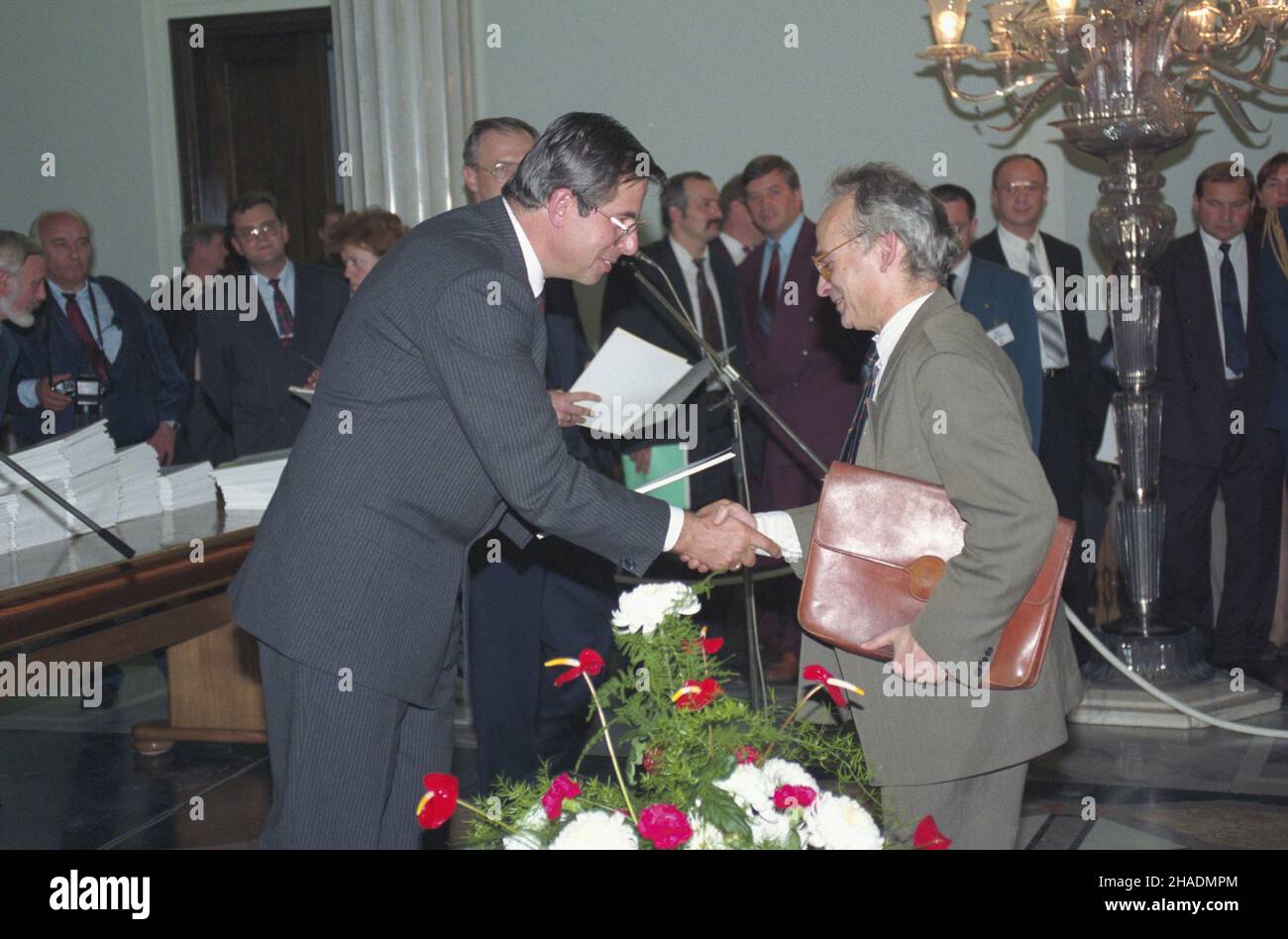 Varsovie 13.10.1993.Uroczystoœæ W Sali Kolumnowej Sejmu wrêczenia pose³om II kadencji zaœwiadczeñ o wyborze od Pañstwowej Komisji Wyborczej (PKW).przewodnicz¹cy PKW Andrzej Zoll (L), pose³ Jan Lityñski (P). uu PAP/Adam UrbanekVarsovie 13 octobre 1993.Les députés de la ternure de 2nd reçoivent les certificats électoraux délivrés par la Commission électorale d'État (PKW) à la salle de la colonne de Sejm.Photo : le président du PKW, Andrzej Zoll (à gauche), remet le certificat au député Jan Litynski (à droite). uu PAP/Adam Urbanek Banque D'Images