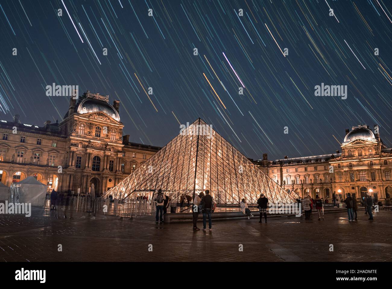 Magnifique Louvre la nuit avec des millions d'étoiles dans le ciel. Banque D'Images