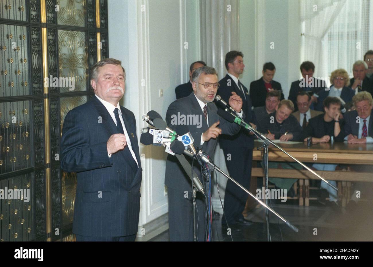 Varsovie 14.10.1993.Prezydent RP Lech Wa³êsa spotka³ siê W Sejmie z politykami i dyplomatami.przy mikrofonach prezydent (L) i szef biura prasowego prezydenta Andrzej Drzycimski odpowiadaj¹ na pytania dziennikarzy. uu PAP/Maciej Belina BrzozozowskiVarsovie 14 octobre 1993.Le président polonais Lech Walesa reçoit dans les politiciens et les diplomates de Sejm.Photo : au micro, le président (à gauche) et le chef du bureau de presse présidentiel Andrzej Drzycimski répondent aux questions des journalistes. uu PAP/Maciej Belina Brzozowski Banque D'Images