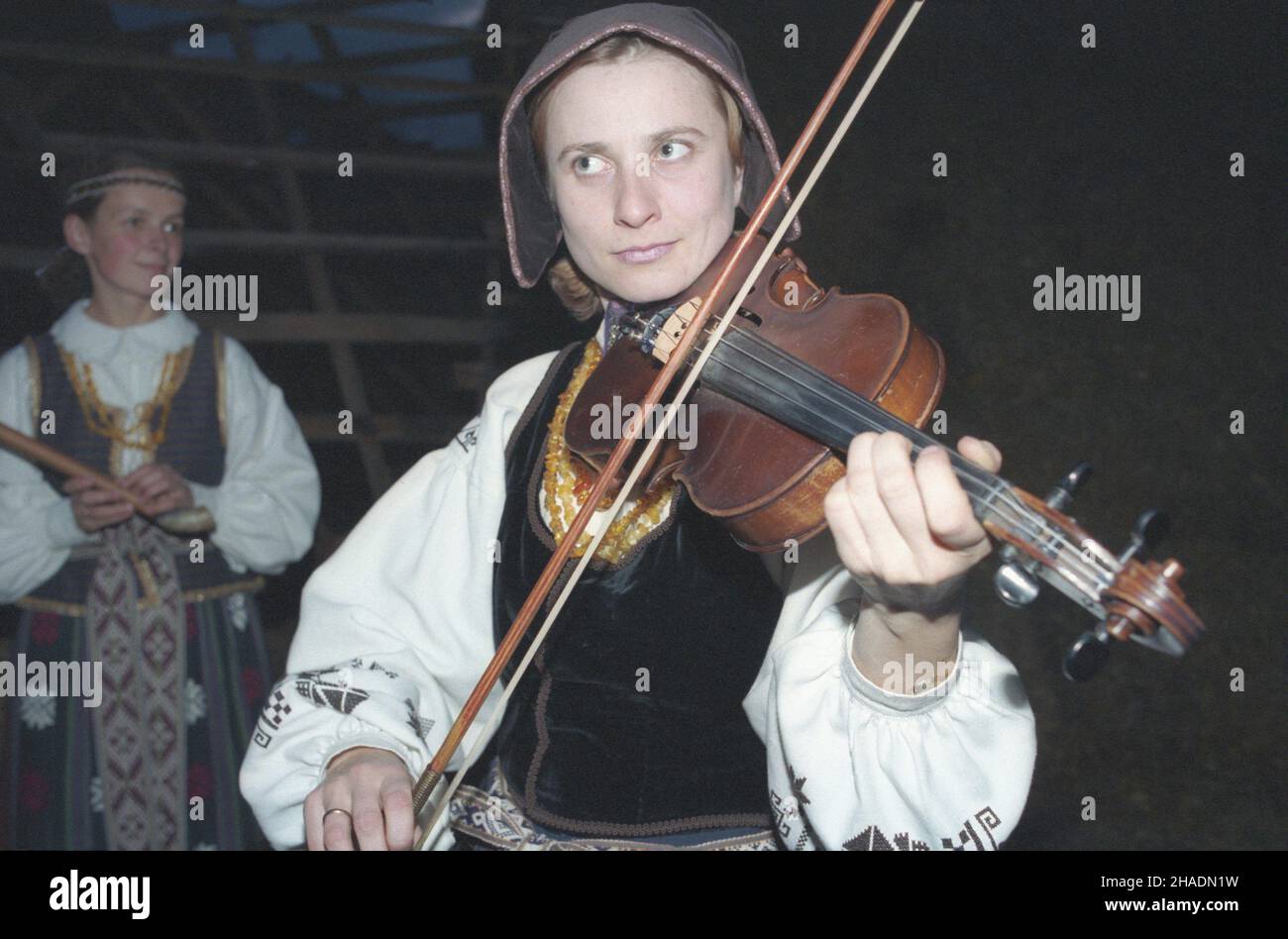 Varsovie 15.10.1993.Impreza Wielkie Ksiêstwo Tradycji, WyobraŸni, Sztuki, we wnêtrzu Starej Kot³owni na Mokotowie.wspó³czesn¹ dawn¹ kultur¹ Bia³orusi udzia³em 160 artystów z krjów zorganizowa³a Fundacja Asram Anavim Ekumeniczny Klasztor Sztuki. uu PAP/Andrzej RybczyñskiVarsovie 15 octobre 1993.L'événement intitulé le Grand-Duché de Tradition, imagination, Art dans les locaux de la salle Old Boiler à Mokotow.Des rencontres avec l'histoire moderne et ancienne de la Lituanie et du Bélarus, auxquelles ont participé 160 artistes de ces pays, ont été organisées par l'Afram Anavim ACU Banque D'Images