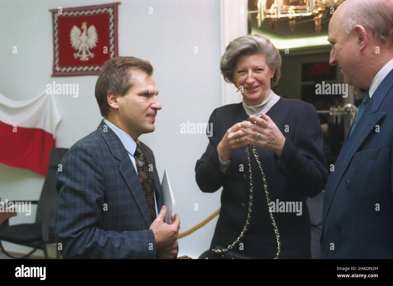 Varsovie 15.10.1993.Pierwsze posiedzenie Senatu RP III kadencji i wybory Marsza³ka izby wy¿szej parlamentu.OD lewej: przewodnicz¹cy Socjaldemokracji Rzeczypospolitej Polskiej (SDRP) Aleksander Kwaœniewski, premier ministre Hanna Suchocka i Marsza³ek Sejmu Józef Oleksy. uu PAP/Maciej Belina BrzozowskiVarsovie 15 octobre 1993.Première réunion du Sénat du mandat de 3rd et élection du président de la chambre haute du Parlement.Photo de gauche: Chef de la social-démocratie de la République de Pologne (SDRP) Aleksander Kwasniewski, PM Hanna Suchocka et Président de Sejm Jozef Olek Banque D'Images