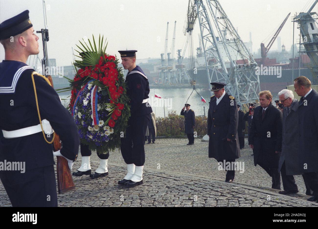 Gdañsk 22.10.1993.Prezydent Tchèque Vaclav Havel przebywa³ z wizyt¹ W Polsce 20-22 paŸdziernika.sk³adanie wieñca pownikiem Obroñców Wybrze¿a na Westerplatte, od lewej: Dowódca Marynarki Wojennej adm.Romuald Waga, Prezydent Vaclav Havel, szef Kancelarii Prezydenta RP prof.Janusz Zió³kowski, szef Protoko³u Dyplomatycznego Janusz Œwitkowski. mw PAP/Stefan KraszewskiGdansk 22 octobre 1993.Le Président de la République tchèque Vaclav Havel s'est rendu en Pologne du 20 au 22 octobre.Photo : cérémonie de pose de couronne au Monument to Coast Defenders à Westerplatte, depuis la gauche N Banque D'Images