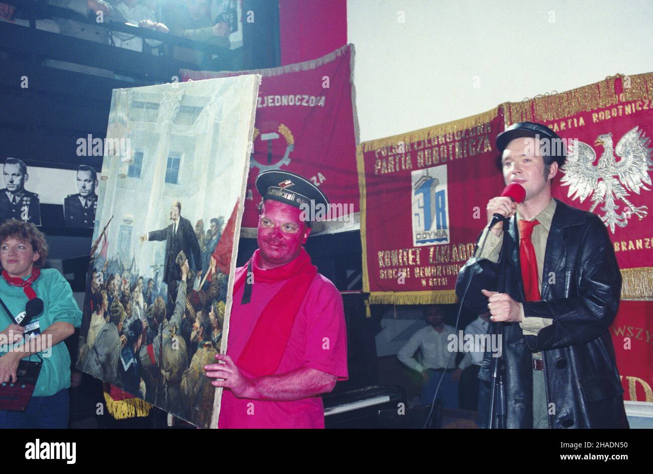 Gdañsk 20.10.1993.Aukcja przedmiotów pozosta³ych po likwidacji maj¹tku by³ej Polskiej Zjednoczonej Partii Robotniczej (PZPR), se passe avec Cotton Clubie przy ul.Z³otników.Pieni¹dze przekazano na cele charytatywne. mw PAP/Stefan KraszewskiGdansk 20 octobre 1993.Une vente aux enchères de charité de la propriété du parti des travailleurs Unis polonais dissous, qui se passe au Cotton Club sur la rue Zlotnikow. mw PAP/Stefan Kraszewski Banque D'Images