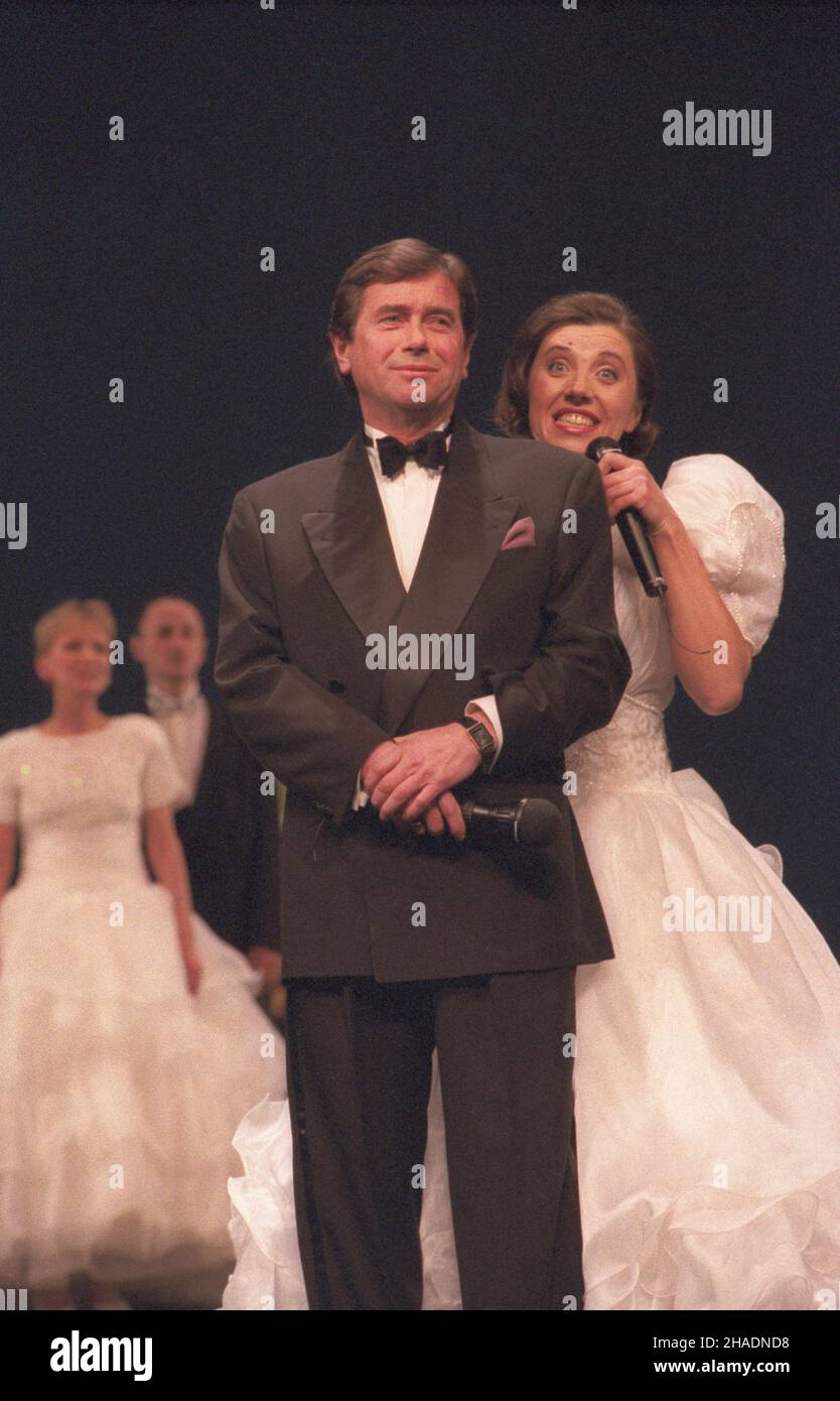 Varsovie 11.11.1993.Teatr Wielki, galowy koncert fundacji Teraz Polska.Po raz drogi wrêczano Polskie God³o Promocyjne przyznawane dobrym polskim wyrobom.NZ. Aktorzy Janusz Gajos i Hanna Œleszyñska. mw PAP/Andrzej RybczyñskiVarsovie, le 11 novembre 1993.Les acteurs populaires Hanna Sleszynska et Janusz Gajos au gala de la Pologne Now Foundation 2nd à l'Opéra de Varsovie.La Fondation a attribué des logos promotionnels polonais aux principaux produits domestiques. mw PAP/Andrzej Rybczynski Banque D'Images