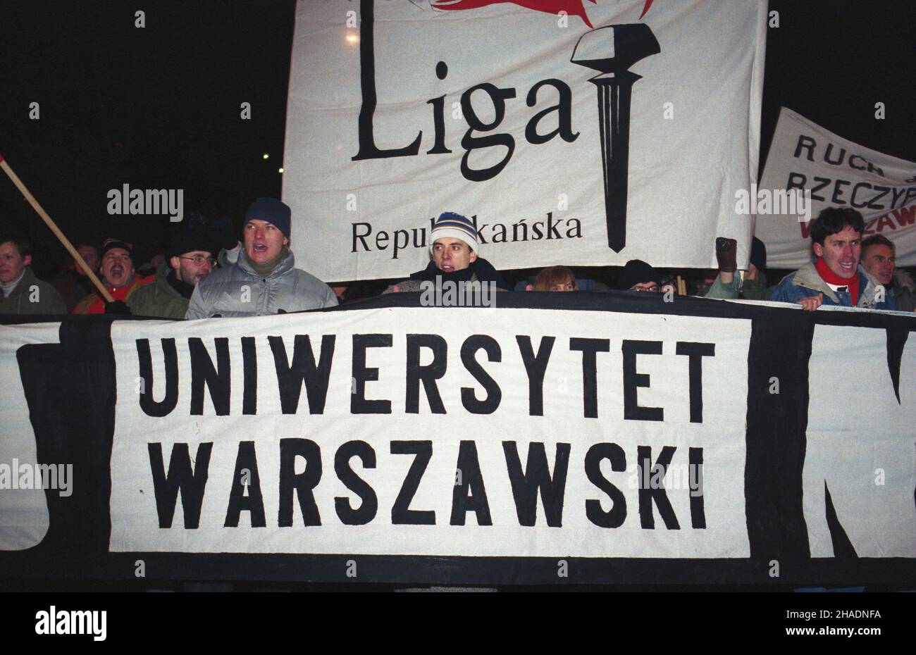 Varsovie 11.11.1993.Niezale¿ne obchody Narodowego Œwiêta Niepodleg³oœci W 75. Rocznicê odzyskania niepodleg³oœci.Marsz zjednoczenia centroprawicy polskiej.ruszy³ W kierunku Grobu Nieznanego ¯o³nierza po mszy odprawionej W koœciele pw.Œwiêtego Krzy¿a na Krakowskim Przedmieœciu.m³odzie¿ studencka z Uniwersyteu Warszawskiego i cz³onkowie Ligi Republikañskiej. mw PAP/Andrzej RybczyñskiVarsovie, le 11 novembre 1993.Le centre-droit polonais célèbre le jour de l'indépendance à l'occasion du 75th anniversaire de la reprise de l'indépendance par la Pologne.La procession est définie sur la tombe de l'inconnu Banque D'Images