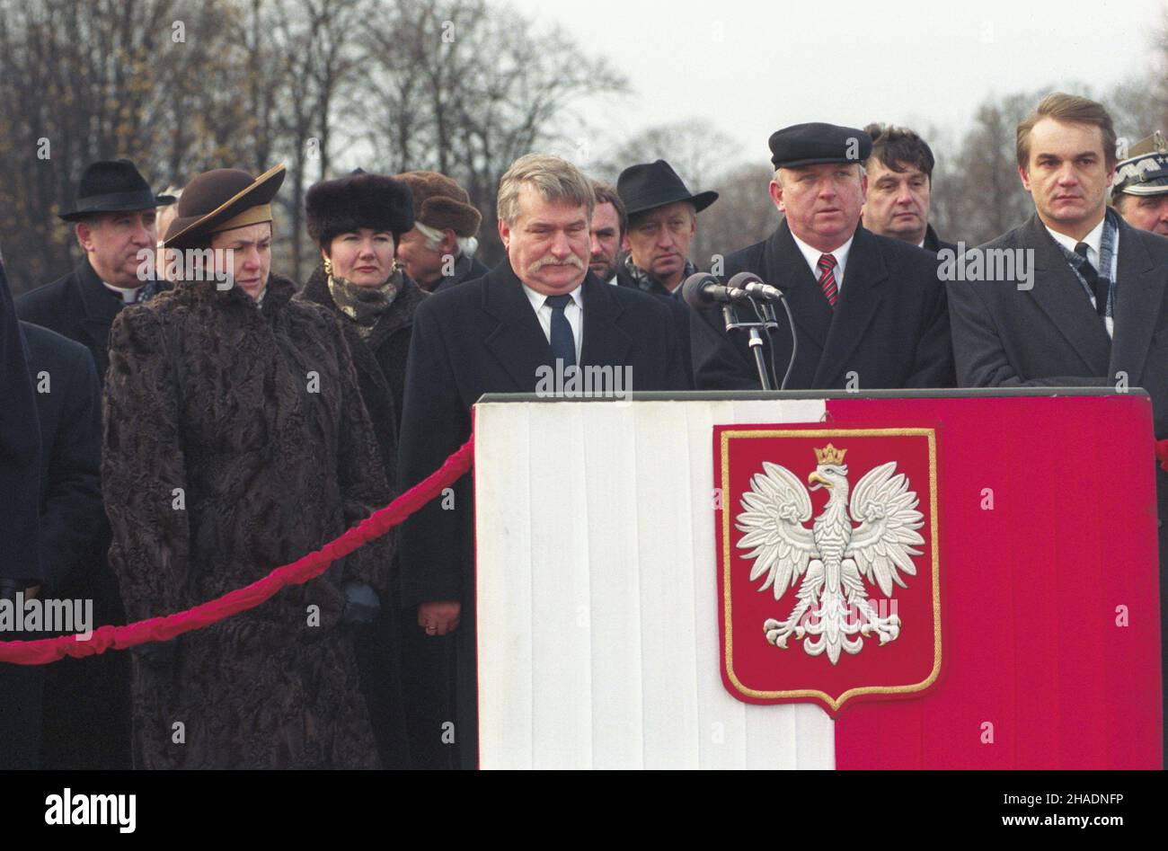 Varsovie 11.11.1993.Obchody 75. Rocznicy odzyskania niepodleg³oœci (Narodowe Œwiêto Niepodleg³oœci).Uroczystoœci przed Grobem Nieznanego ¯o³nierza oraz przekazanie kompanii reprezentacyjnej Wojska Polskiego (WP) sztandaru o nowym wzorze.NZ. od lewej: Kapelan prezydenta ks.Franciszek Cybula, prezydentowa Danuta Wa³êsa, prezes Narodowego Banku Polskiego (PB) Hanna Gronkiewicz-Waltz, prezydent RP Lech Wa³êsa, ministre transportu i gospodarki morskiej Bogus³aw Liberadzki (kapelusz), wicepremier Józef Olekczsy (kapka).Z prawej premier RP Waldemar Pawlak. mw PAP/Janusz MazurVarsovie 1 Banque D'Images
