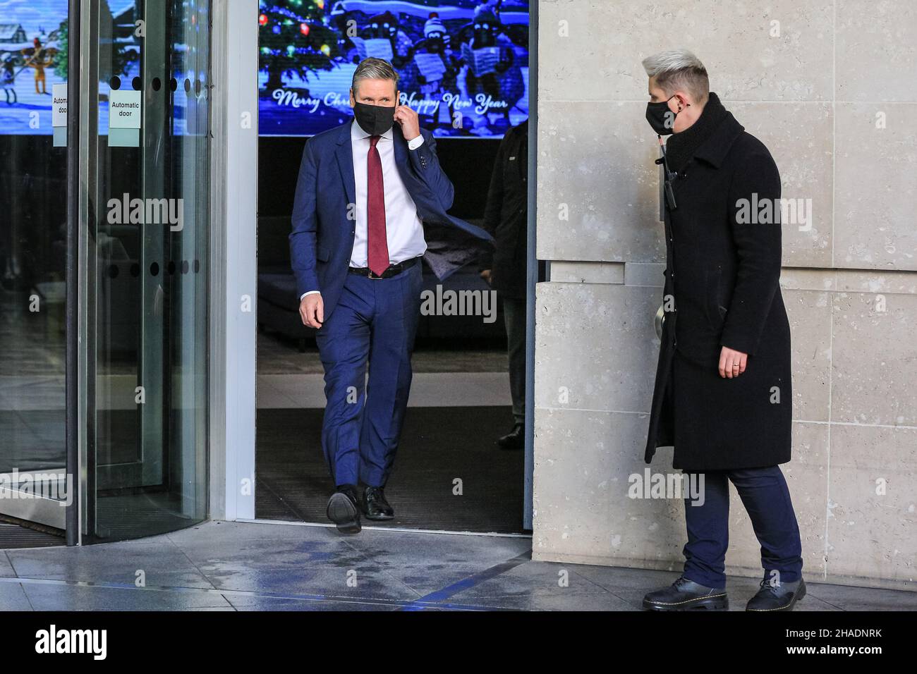 Londres, Royaume-Uni.12th décembre 2021.Sir Keir Starmer, député de KCB QC, chef du Parti travailliste, quitte le siège de la BBC à Londres et est interviewé à la suite d'une apparition au Andrew Marr Show.Starmer a réagi à la dernière série de mesures proposées contre le covid, ainsi qu'à la position du premier ministre Boris Johnson sur les partis de Noël présumés à Downing Street et dans plusieurs ministères.Credit: Imagetraceur/Alamy Live News Banque D'Images