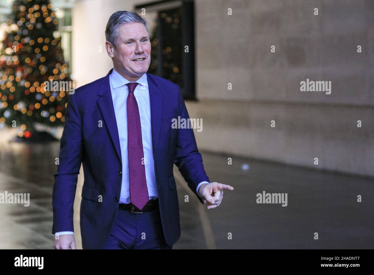 Londres, Royaume-Uni.12th décembre 2021.Sir Keir Starmer, député de KCB QC, chef du Parti travailliste, quitte le siège de la BBC à Londres et est interviewé à la suite d'une apparition au Andrew Marr Show.Starmer a réagi à la dernière série de mesures proposées contre le covid, ainsi qu'à la position du premier ministre Boris Johnson sur les partis de Noël présumés à Downing Street et dans plusieurs ministères.Credit: Imagetraceur/Alamy Live News Banque D'Images