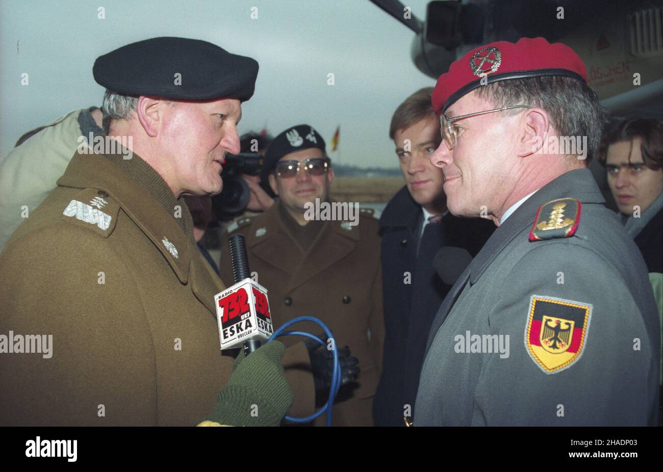 Wroc³aw 03.12.1993.Na zaprossenie szefa Sztabu Generalnego Wojska Polskiego genera³a broni Tadeusza Wileckiego (L) wizytê W Polsce z³o¿y³ inspektor generalny Bundeswehry genera³ Klaus Naumann (na pierwszym planie, P). mta PAP/Adam Hawa³ejWroclaw 3 décembre 1993.L'inspecteur général de la Bundeswehr, le général Klaus Naumann (en premier plan R), visite la Pologne sur invitation du chef d'état-major général de l'armée polonaise, le général Tadeusz Wiledcki (L). mta PAP/Adam Hawalej Banque D'Images