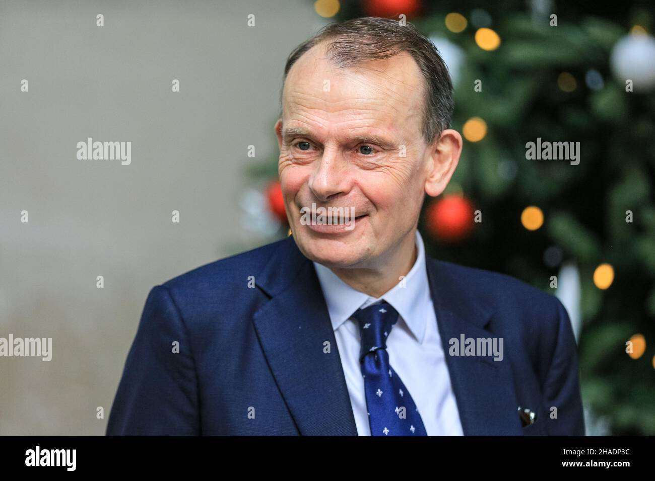 Londres, Royaume-Uni.12th décembre 2021.Andrew Marr, journaliste, présentateur et diffuseur britannique, quitte le siège de la BBC à Londres après avoir présenté le Andrew Marr Show.Marr a récemment annoncé qu'il allait quitter la BBC à la fin de cette année crédit: Imagetraceur/Alamy Live News Banque D'Images