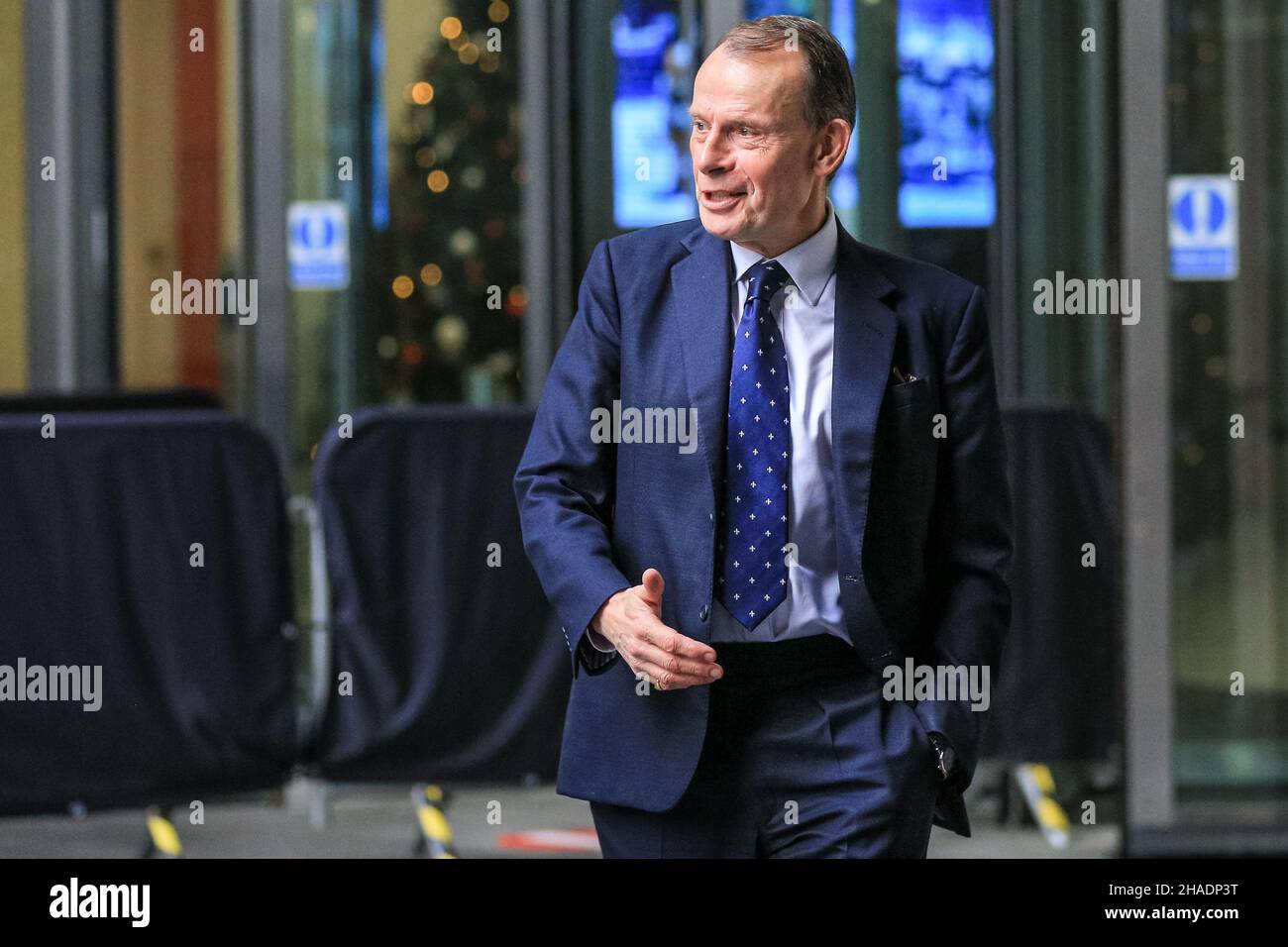 Londres, Royaume-Uni.12th décembre 2021.Andrew Marr, journaliste, présentateur et diffuseur britannique, quitte le siège de la BBC à Londres après avoir présenté le Andrew Marr Show.Marr a récemment annoncé qu'il allait quitter la BBC à la fin de cette année crédit: Imagetraceur/Alamy Live News Banque D'Images