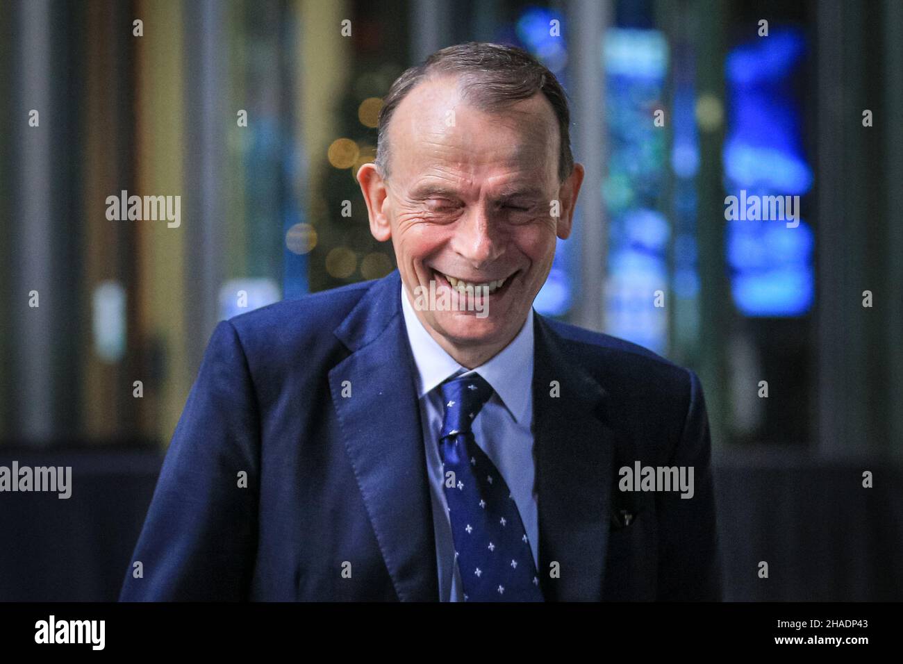 Londres, Royaume-Uni.12th décembre 2021.Andrew Marr, journaliste, présentateur et diffuseur britannique, quitte le siège de la BBC à Londres après avoir présenté le Andrew Marr Show.Marr a récemment annoncé qu'il allait quitter la BBC à la fin de cette année crédit: Imagetraceur/Alamy Live News Banque D'Images