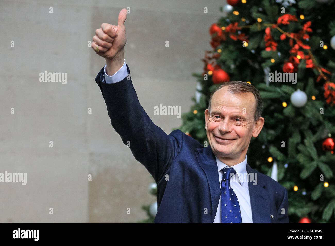 Londres, Royaume-Uni.12th décembre 2021.Andrew Marr, journaliste, présentateur et diffuseur britannique, quitte le siège de la BBC à Londres après avoir présenté le Andrew Marr Show.Marr a récemment annoncé qu'il allait quitter la BBC à la fin de cette année crédit: Imagetraceur/Alamy Live News Banque D'Images