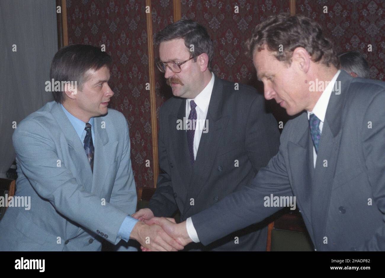 Varsovie 09.12.1993.Posedzenie Rady Ministrów drogiego rz¹du Waldemara Pawlaka W siedzibie Urzêdu Rady Ministrów (URM).NZ. WicePremier, ministre sprawiedliwoœci W³odzimierz Ciosiewicz (L), sekretarz rz¹du Grzegorz Rydlewski (C), wicePremier, ministre edukacji narodowej Aleksander £uczak (P). mta PAP/Teodor WalczakVarsovie 09 décembre 1993.La réunion du Conseil des ministres du deuxième cabinet de Waldemar pawlak au Bureau du Conseil des ministres (URM).Photo : vice-premier ministre, ministre de la Justice Wlodzmierz Cimoszewicz (à gauche), ministre de l'éducation nationale Aleksander Luczak (à droite). mta Banque D'Images