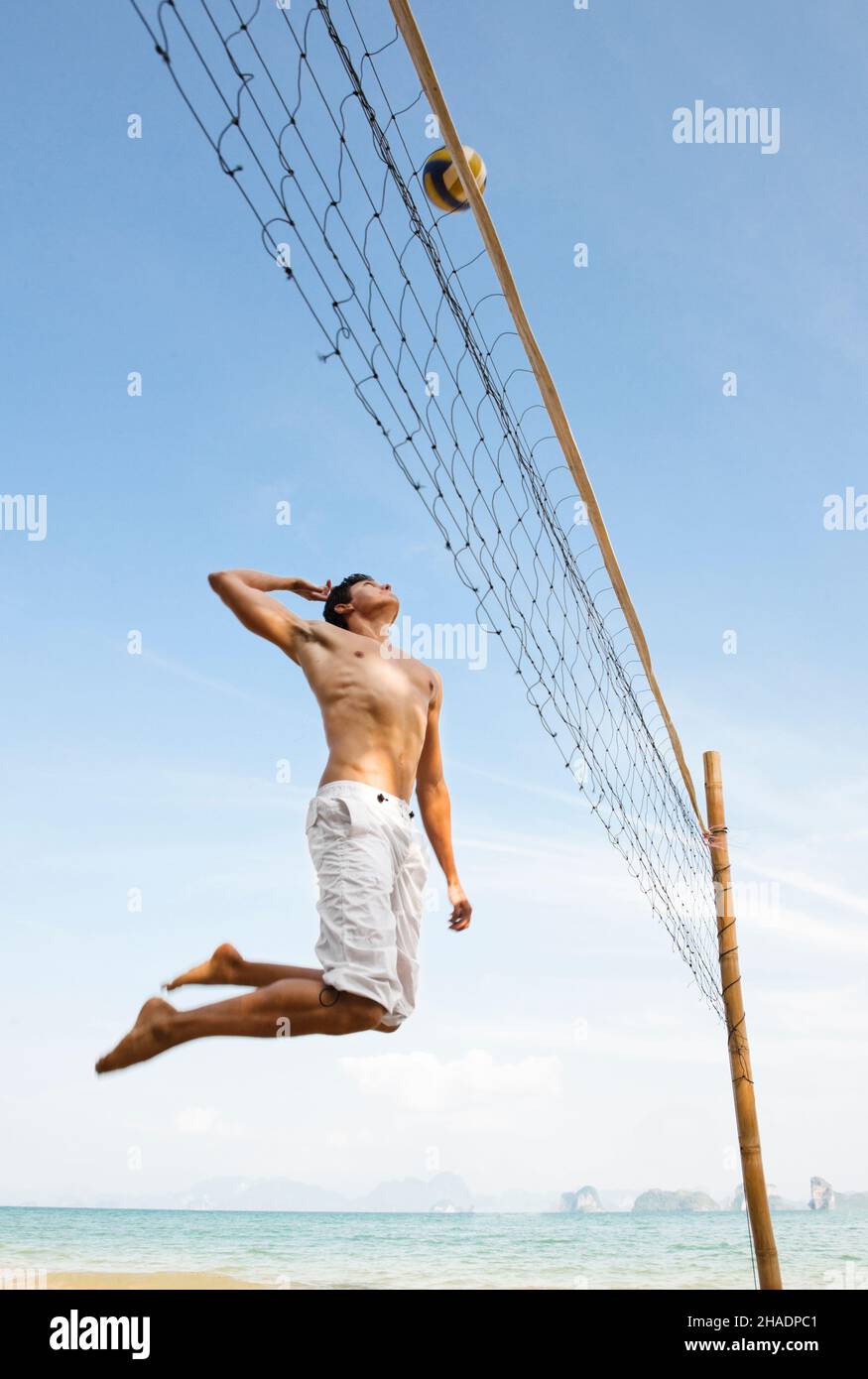 Homme jouant au Beach volley à six Senses Hideaway Yao Noi, Koh Yao Noi, Thaïlande. Banque D'Images