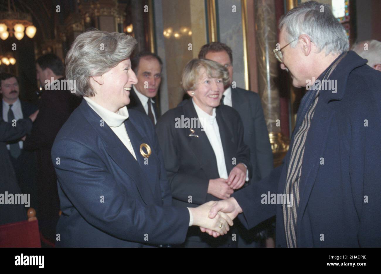 Budapazt 18.12.1993.Uroczystoœci pogrzebowe premiera Republiki Wêgierskiej Jozsefa Antalla.Polskiej delegacji, W sk³ad której wchodzili m.in. Byli premierzy Hanna Suchocka (L) i Tadeusz Mazowiecki, przewodniczy³ prezydent RP Lech Wa³êsa.Z prawej premier ministre Republiki Czeskiej Vaclav Klaus. mta PAP/Maciej Belina BrzozowskiBudapest 18 décembre 1993.Cérémonies funéraires du Premier ministre hongrois Jozsef Antall.Une délégation polonaise, composée des anciens premiers ministres Hanna Suchocka (L) et Tadeusz Mazowiecki, était conduite par le Président Lech Walesa.À droite, le Premier ministre tchèque Vaclav Klaus. Banque D'Images