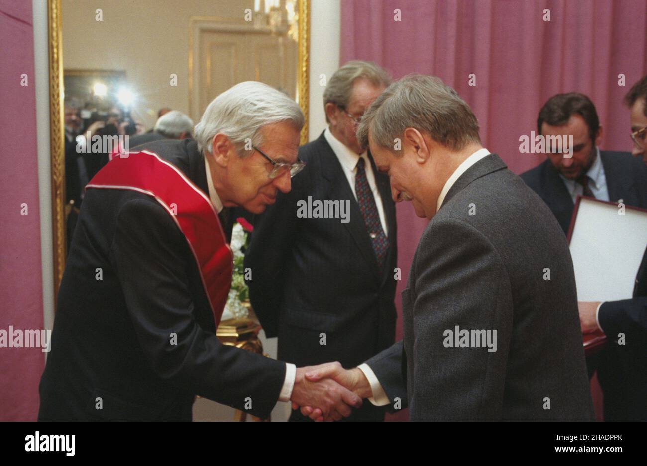 Varsovie 20.12.1993.Uroczystoœæ W Belwederze odznaczenia by³ych marsza³ków Sejmu Wies³awa Chrzanowskiego (L) i Miko³aja Kozakiewicza Krzy¿ami Wielkimi Orderu Odrodzenia Polski.Odznaczenia wrêczy³ prezydent RP Lech Wa³êsa (2P).Z prawej szef Gabinetu Prezydenta RP Mieczys³aw Wachowski. mta PAP/Maciej Belina BrzozowskiVarsovie 20 décembre 1993.La cérémonie de décoration de l'ancien Président de Sejm, Wieslaw Chrzanowski (à gauche) et Mikolaj Kozakiewicz (à 2nd gauche), avec de grands croisements de l'ordre Polonia Restituta.La cérémonie a été menée par le président polonais Lech Walesa (2nd à droite).Depuis la tête droite de Banque D'Images