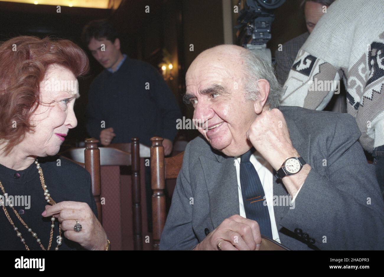 Varsovie 20.12.1993.Jubileusz 75-lecia powstania Zwi¹zku Artystów Schen Polskich (ZASP), stowarzyszenia grupuj¹cego artystów teatru, filmu, estrady, radia i telewizji.NZ. Aktorka Nina Andrycz i aktor, re¿yser i pedagog Aleksander Bardini na uroczystoœci jubileuszowej W siedzibie ZASP (al.Ujazdowskie 45). mta PAP/Andrzej RybczyñskiVarsovie 20 décembre 1993.Le 75th anniversaire de l'Association polonaise des artistes, qui regroupe des acteurs du cinéma, du théâtre, de la radio et de la télévision et des acteurs de scène.Photo : l'actrice Nina Andrycz et l'acteur, le réalisateur et l'enseignant Aleksander Bardini à la réunion de gala Banque D'Images