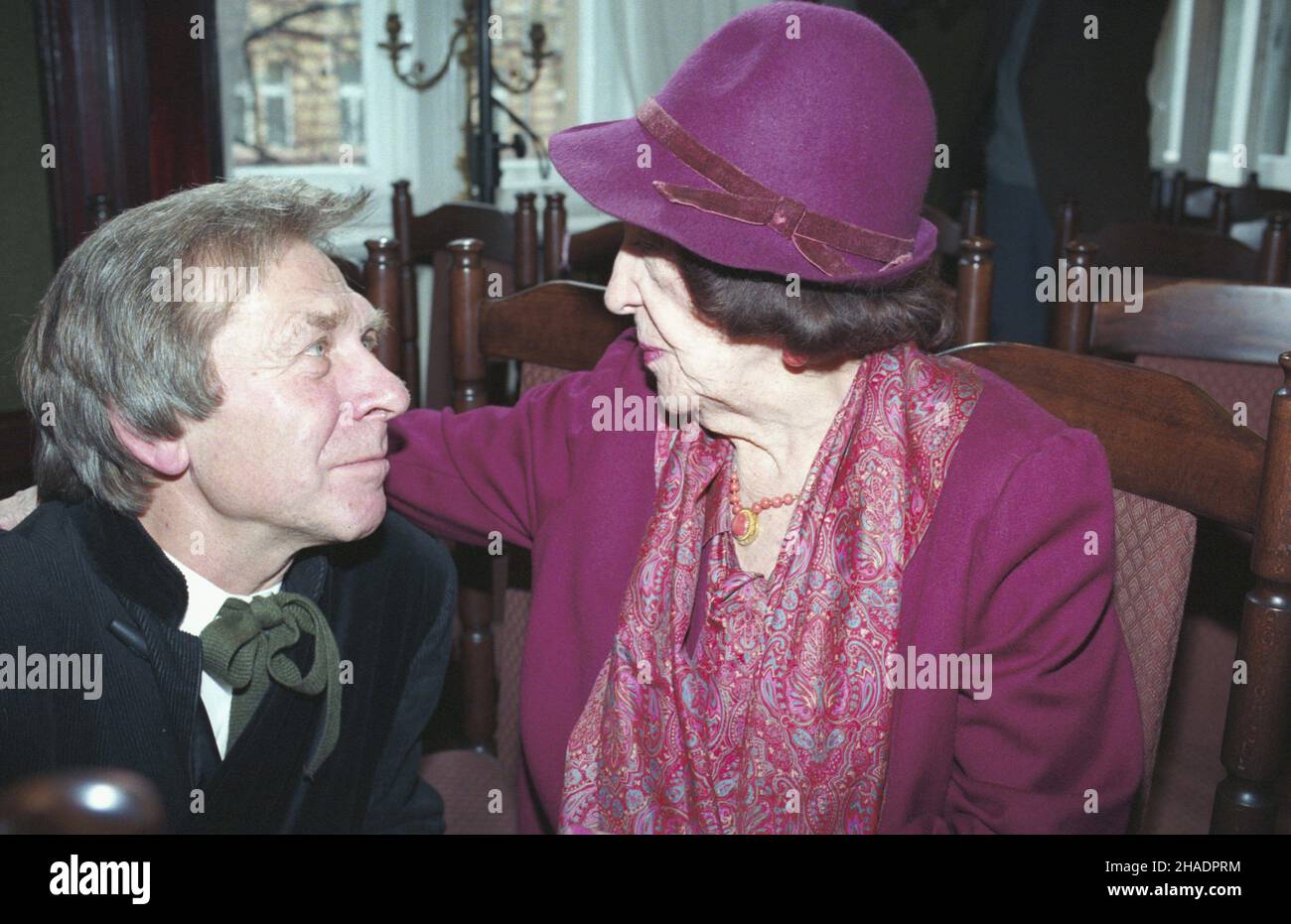 Varsovie 20.12.1993.Jubileusz 75-lecia powstania Zwi¹zku Artystów Schen Polskich (ZASP), stowarzyszenia grupuj¹cego artystów teatru, filmu, estrady, radia i telewizji.NZ. Aktor Wojciech Siemion i aktorka, re¿yser i pedagog Mira Zimiñska-Sygetyñska na uroczystoœci jubileuszowej W siedzibie ZASP (al.Ujazdowskie 45). mta PAP/Andrzej RybczyñskiVarsovie 20 décembre 1993.Le 75th anniversaire de l'Association polonaise des artistes, qui regroupe des acteurs du cinéma, du théâtre, de la radio et de la télévision et des acteurs de scène.Photo : acteur Wojciech Siemion et actrice, réalisatrice et enseignante Mira Ziminska-Sygietynsk Banque D'Images