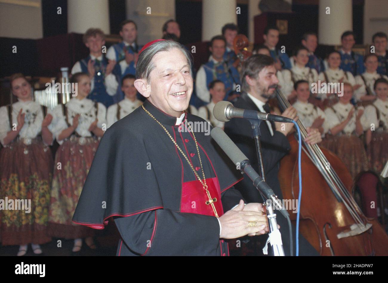 Varsovie 19.12.1993.Spotkanie op³atkowe prymasa Polski kardyna³a Józefa Glempa (C) W siedzibie Muzeum Kolekcji im.Jana Paw³a II (Galeria Porczyñskich), podczas spotkania z koncertem wyst¹pi³ Zespó³ Pieœni i Tañca Œl¹sk. mta PAP/Adam UrbanekVarsovie 19 décembre 1993.Une réunion de partage de galettes du primat de Pologne le Cardinal Jozef Glemp (au centre) au Musée de la Collection Jean-Paul II (la Galerie Porczynski), la représentation de l'Ensamble de chanson et de danse folklorique de Slask a été le point culminant de l'événement. mta PAP/Adam Urbanek Banque D'Images