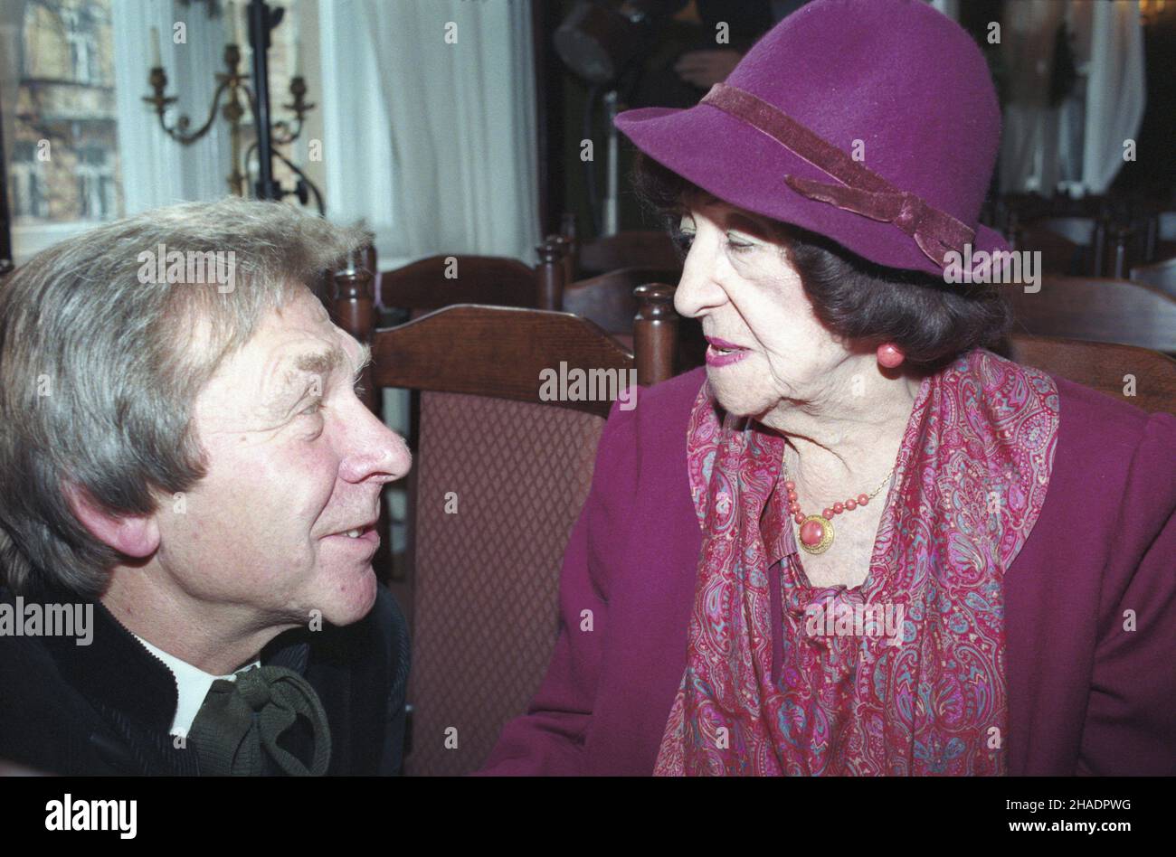 Varsovie 20.12.1993.Jubileusz 75-lecia powstania Zwi¹zku Artystów Schen Polskich (ZASP), stowarzyszenia grupuj¹cego artystów teatru, filmu, estrady, radia i telewizji.NZ. Aktor Wojciech Siemion i aktorka, re¿yser i pedagog Mira Zimiñska-Sygetyñska na uroczystoœci jubileuszowej W siedzibie ZASP (al.Ujazdowskie 45). mta PAP/Andrzej RybczyñskiVarsovie 20 décembre 1993.Le 75th anniversaire de l'Association polonaise des artistes, qui regroupe des acteurs du cinéma, du théâtre, de la radio et de la télévision et des acteurs de scène.Photo : acteur Wojciech Siemion et actrice, réalisatrice et enseignante Mira Ziminska-Sygietynsk Banque D'Images