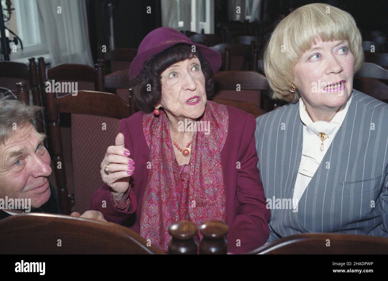 Varsovie 20.12.1993.Jubileusz 75-lecia powstania Zwi¹zku Artystów Schen Polskich (ZASP), stowarzyszenia grupuj¹cego artystów teatru, filmu, estrady, radia i telewizji.OD lewej: Aktor Wojciech Siemiion, aktorka, re¿yser i pedagog Mira Zimiñska-Sygetyñska, aktorka Alina Janowskana na uroczystoœci jubileuszowej W siedzibie ZASP (al.Ujazdowskie 45). mta PAP/Andrzej RybczyñskiVarsovie 20 décembre 1993.Le 75th anniversaire de l'Association polonaise des artistes, qui regroupe des acteurs du cinéma, du théâtre, de la radio et de la télévision et des acteurs de scène.Photo : acteur Wojciech Siemion, actrice, réalisatrice et Banque D'Images