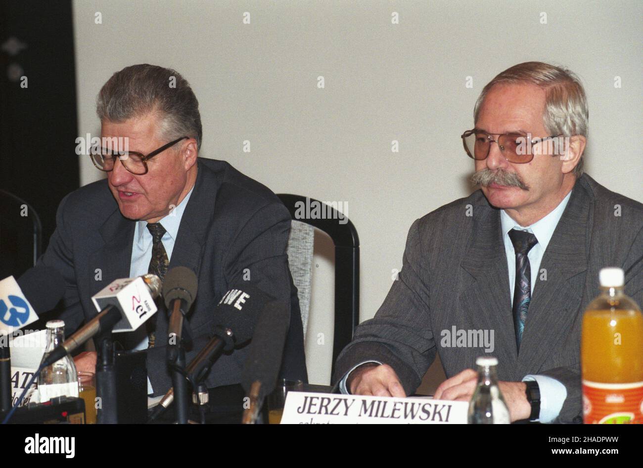 Varsovie 20.12.1993.Konferencja prasowa sekretarza stanu W Ministerstwie Obrony Narodowej (mon) Jerzego Milewskiego (P) nt. Bud¿etu mon W roku 1994 i planowanych zmian W uzbrojeniu armii. mta PAP/Janusz MazurVarsovie 20 décembre 1993.Conférence de presse du secrétaire d'Etat au Ministère de la Défense nationale Jerzy Milewski (à droite) sur le budget du Ministère de la Défense pour 1994 et l'équipement des forces armées planmed. mta PAP/Janusz Mazur Banque D'Images