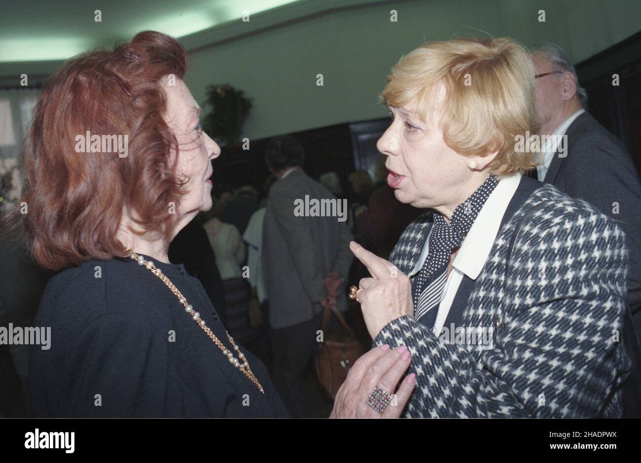 Varsovie 20.12.1993.Jubileusz 75-lecia powstania Zwi¹zku Artystów Schen Polskich (ZASP), stowarzyszenia grupuj¹cego artystów teatru, filmu, estrady, radia i telewizji.NZ. Aktorki Nina Andrycz (L) i Zofia Kucówna uroczystoœci jubileuszowej W siedzibie ZASP (al.Ujazdowskie 45). mta PAP/Andrzej RybczyñskiVarsovie 20 décembre 1993.Le 75th anniversaire de l'Association polonaise des artistes, qui regroupe des acteurs du cinéma, du théâtre, de la radio et de la télévision et des acteurs de scène.Photo : actrices Nina Andrycz (à gauche) et Zofia Kucowna lors de la réunion de gala au siège ZASP (45, avenue Ujazdowskie). mta PAP Banque D'Images