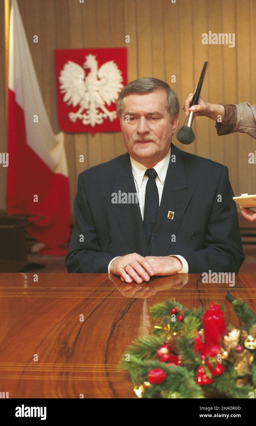 Varsovie 22.12.1993.Orêdzie noworoczne prezydenta RP Lecha Wa³êsy nagrywane przez Telewizjê Polsk¹ W Belwederze. mta PAP/Maciej Belina BrzozozowskiVarsovie 22 décembre 1993.Le nouvel an du président polonais Lech Walesa enregistré par la télévision polonaise au palais du Belvédère. mta PAP/Maciej Belina Brzozowski Banque D'Images