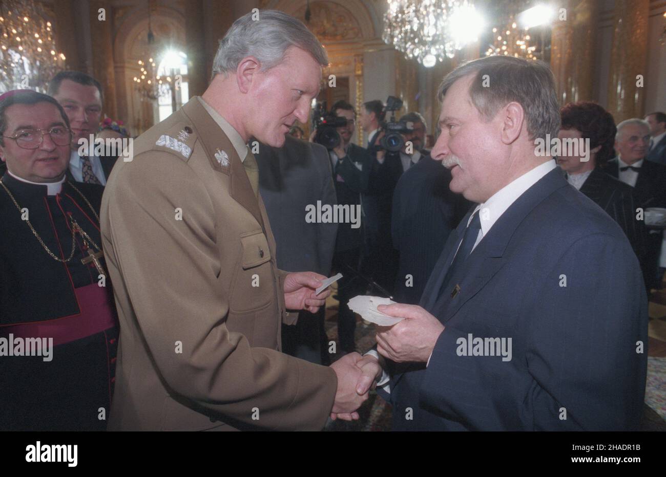 Varsovie 22.12.1993.Spotkanie op³atkowe na Zamku Królewskim z udzia³em prezydenta RP Lecha Wa³êsy oraz osobistoœci koœcio³a, polityki i kultury.OD lewej: biskup polowy Wojska Polskiego S³awoj Leszek G³ódŸ, podsekretarz stau W Kancelarii Prezydenta RP Andrzej Kozakiewicz, szef Sztabu Generalnego genera³ broni Tadeusz Wilecki, Lech Wa³êsa. mta/PAP BriezowskiVarsovie 22 décembre 1993.Une réunion de partage de cachets de Noël au château royal à laquelle ont assisté le président polonais Lech Walesa et des responsables de l'Église, des politiciens et des artistes.Photo de la gauche : évêque de champ du po Banque D'Images