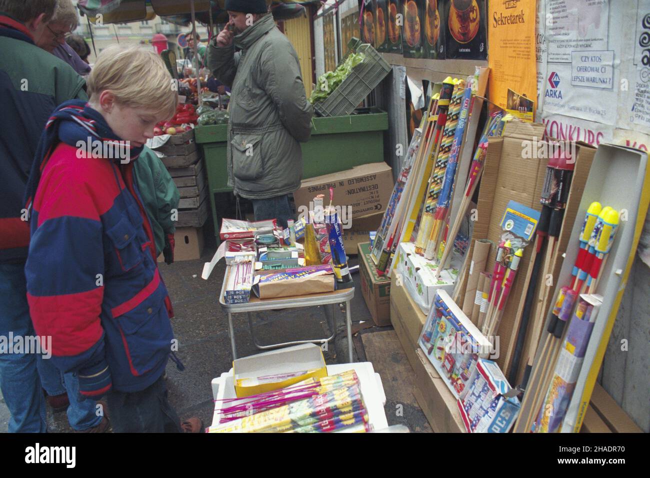 Varsovie 29.12.1993.Sprzeda¿ na ulicy Marsza³kowskiej (Œródmieœcie) fajerwerków, petard i sztucznych ogni, przed noc¹ sylwestrow¹. mta PAP/Teodor WalczakVarsovie 29 décembre 1993.Les vendeurs de rue vendent des feux d'artifice sur la rue Marszalkowska avant la Saint-Sylvestre. mta PAP/Teodor Walczak Banque D'Images