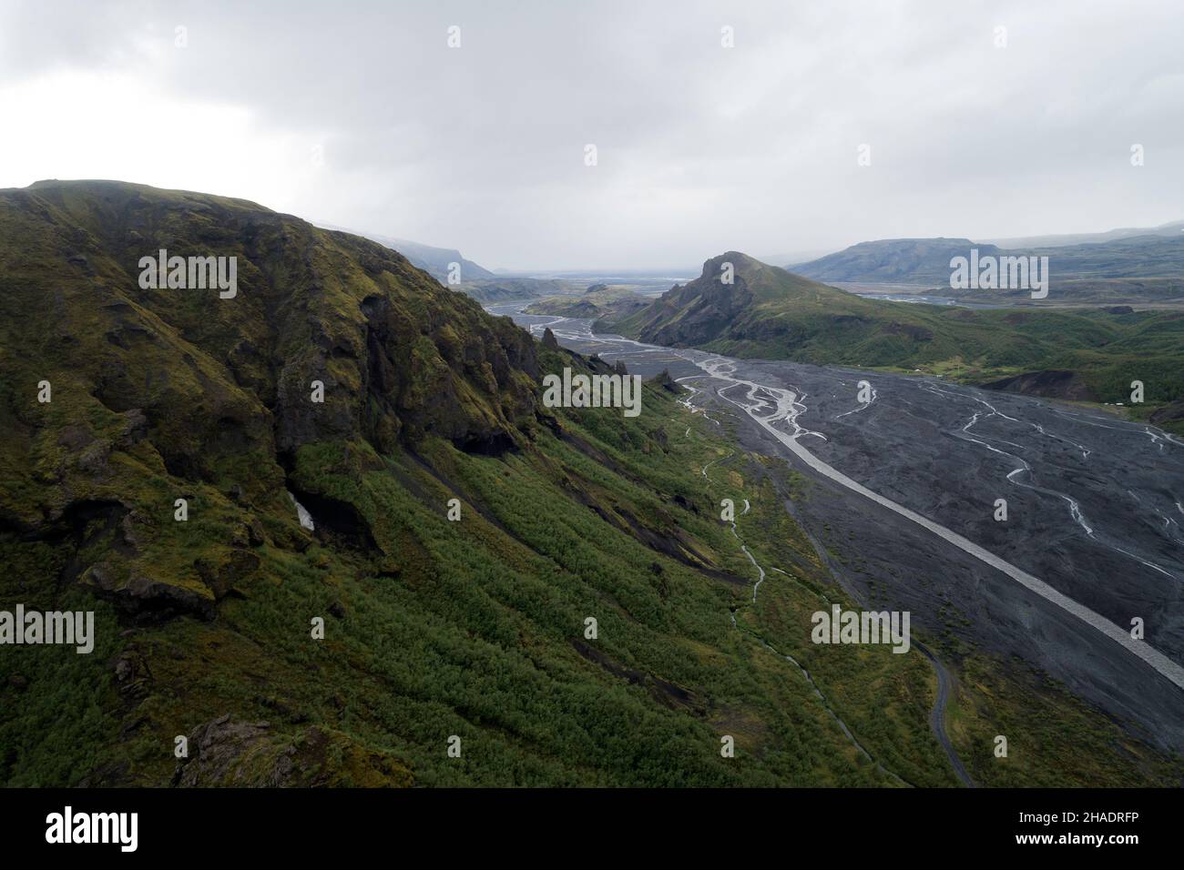 Image aérienne de Thorsmork dans le sud de l'Islande, un jour de juin nuageux Banque D'Images