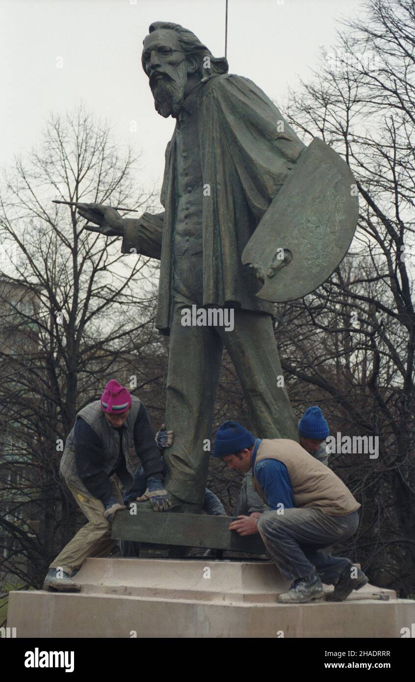 Varsovie 07.01.1994.Instalowanie pomnika Jana Matejki W dzielnicy Mokotów przy ul.Pu³awskiej.NZ. monta¿ postaci malarza na cokole pomnika. mta PAP/Adam UrbanekVarsovie 07 janvier 1994.Érigeant le monument à Jan Matejko à Pulawska Street, Mokotow.Photo : assemblage de la sculpture du peintre au siècle MTA PAP/Adam Urbanek Banque D'Images