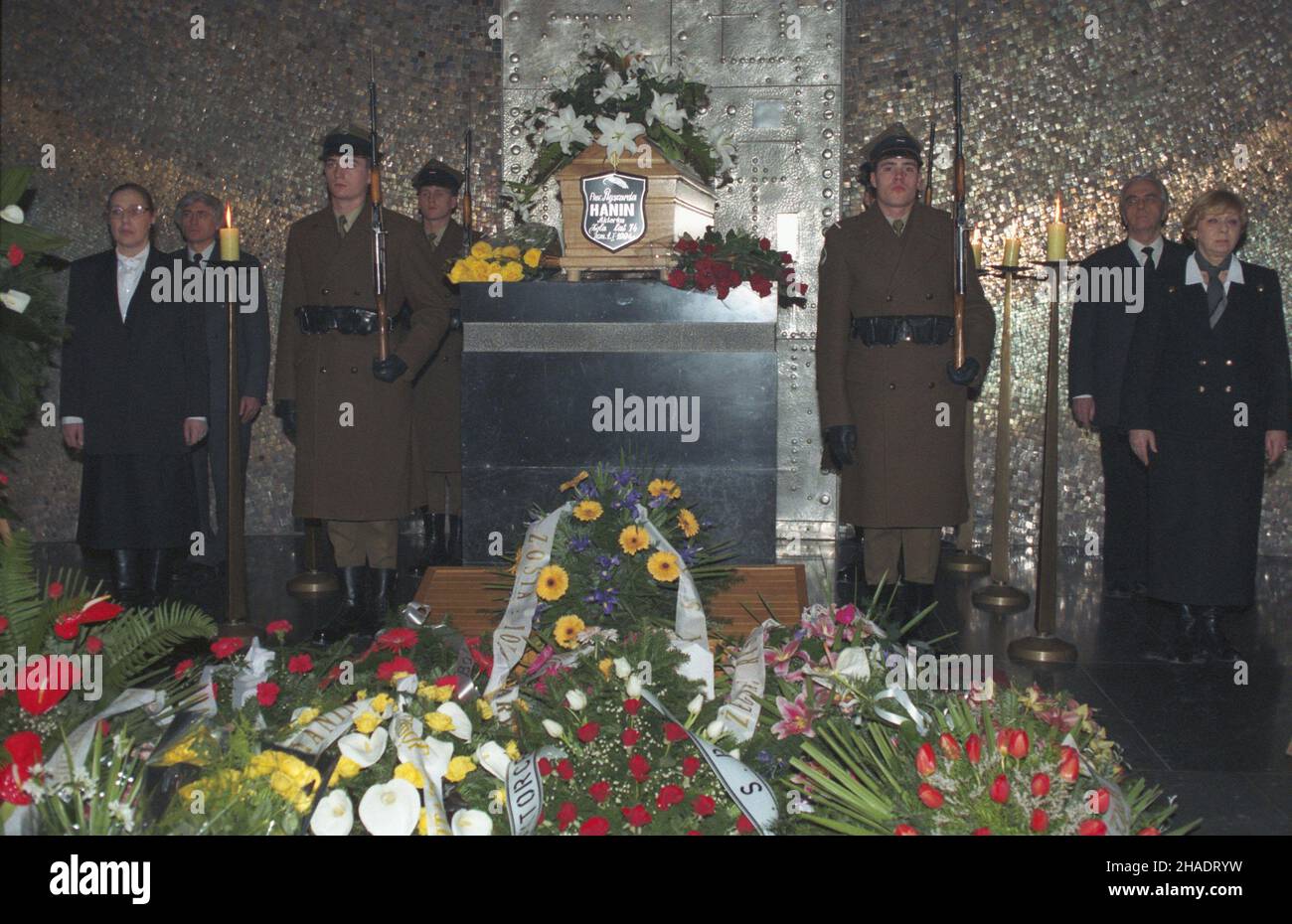 Varsovie 10.01.1994.Cmentarz Komunalny – Pow¹zki (d.Cmentarz Wojskowy na Pow¹zkach).Pogrzeb aktorki Ryszardy Hanin.NZ. Wartê honorow¹ przy trumnie pe³ni¹: Aktorka Maja Komorowska (L), wiceminister kultury Micha³ Jagie³³o (2L), prezes Zwi¹zku Artystów Schen Polskich (ZASP) Andrzej £apicki (2P), aktorka Zofia Kucówna (P)Varsovie 10 janvier 1994.Les funérailles de l'actrice Ryszarda Hanin au cimetière de Powazki.Photo: Garde d'honneur - actrice Maja Komorowska (L), ministre adjointe de la Culture Michal Jagiello (2L), présidente de l'Union polonaise des artistes (ZASP) Andrzej Lap Banque D'Images