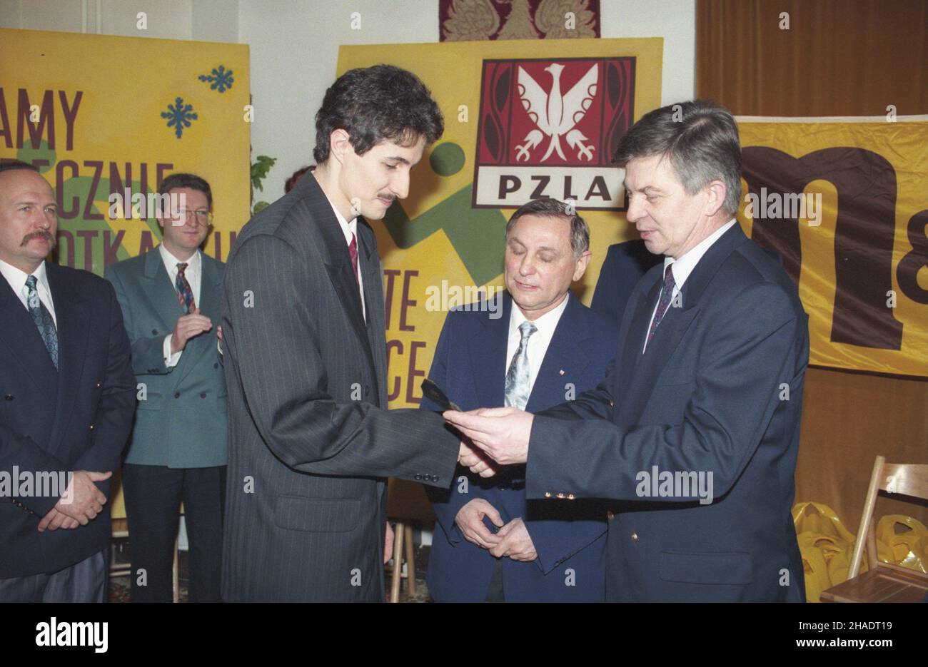 Varsovie 16.01.1994.Z³ote Kolce 1993, nagroda dla najlepszych polskich lekkoatletów przyznana przez magazyn Sport i Polski Zwi¹zek Lekkiej Atletyki.Pierwsze miejsce W rankingu wœród mê¿czyzn zaj¹³ skoczek wzwy¿ Artur Partyka (3L).Z prawej prezes Urzêdu Kultury Fizycznej i Turystyki Stefan Paszczyk. msa PAP/Janusz MazurVarsovie 16 janvier 1994.Le prix Golden Spikes 1993 pour les meilleurs athlètes polonais décerné par le magazine Sport et l'Union polonaise de l'athlétisme.Haut cavalier Artur Partyka (3L) placé premier parmi les hommes dans le classement.À droite Président du Bureau du Cu physique Banque D'Images