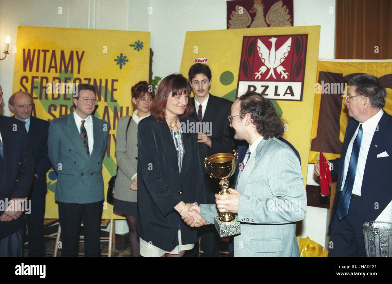 Varsovie 16.01.1994.Z³ote Kolce 1993, nagroda dla najlepszych polskich lekkoatletów przyznana przez magazyn Sport i Polski Zwi¹zek Lekkiej Atletyki.Pierwsze miejsca W rankingu zajêli: Wieloboistka Urszula W³odarczyk (4L) i skoczek wzwy¿ Artur Partyka (5L). PAP msa/Janusz MazurVarsovie 16 janvier 1994.Le prix Golden Spikes 1993 pour les meilleurs athlètes polonais décerné par le magazine Sport et l'Union polonaise de l'athlétisme.Hepathlete Urszula Wlodarczyk (4L) et le haut-cavalier Artur Partyka (5L) sont les premiers dans le classement. msa PAP/Janusz Mazur Banque D'Images