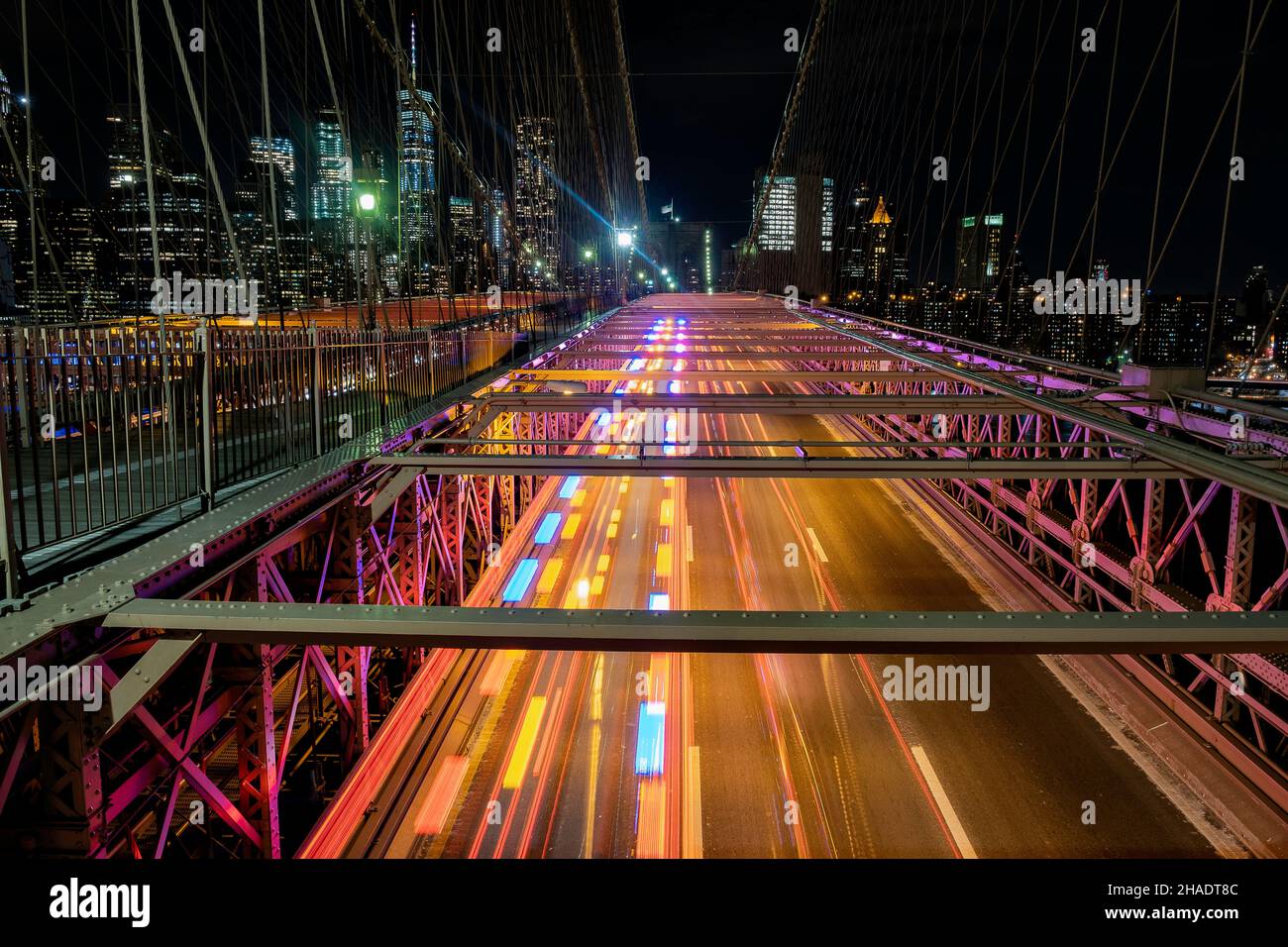 Trafic sur le pont de Brooklyn avec vue sur le bas de Manhattan en arrière-plan Banque D'Images
