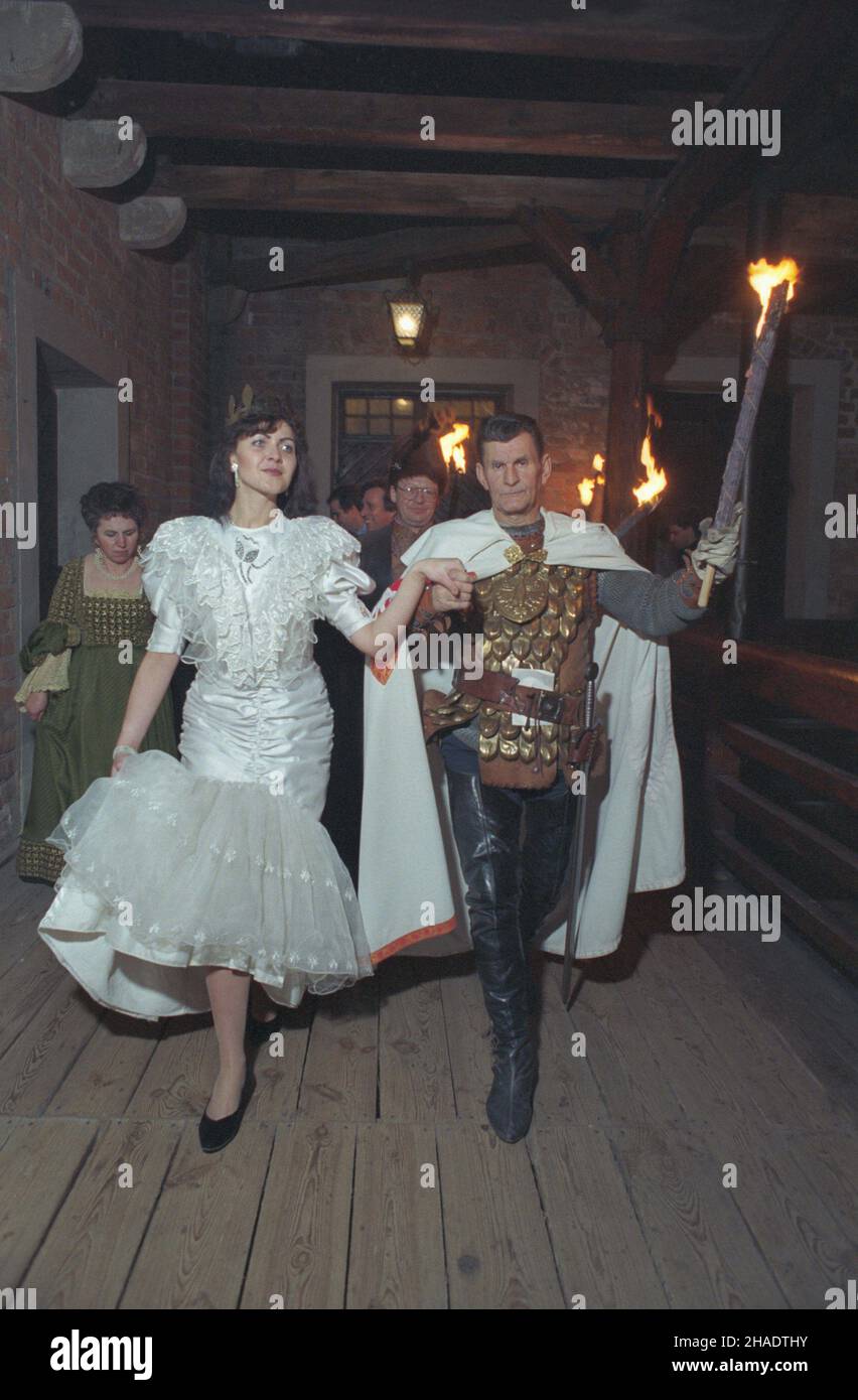 Golub-Dobrzyñ 12.02.1994.WIELKI bal karnawa³owy na zamku W Golubiu. msa PAP/Wojciech SzabelskiGolub-Dobrzyn, Pologne, 12 février 1994.Les couples dansent lors d'une grande balle de Carnaval dans le château de Golub le dernier samedi du Carnaval de Golub-Dobrzyn.PAP/WOJCIECH SZABELSKI Banque D'Images