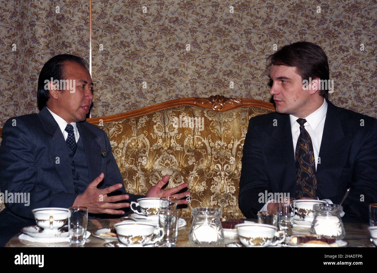 Varsovie 14.02.1994.Spotkanie premiera RP Waldemara Pawlaka (P) z ambasadorem Malezji Abdulem Rahmanem (L) W siedzibie Urzêdu Rady Ministrów W Al.Ujazdowskich. Js PAP/Teodor WalczakVarsovie 14 février 1994.Réunion du PM de Pologne Waldemar Pawlak (à droite) avec l'Ambassadeur de Malaisie Abdul Rahman (à gauche) au Bureau du Conseil des Ministres iat Ujazdowskie Avenue. Js PAP/Teodor Walczak Banque D'Images