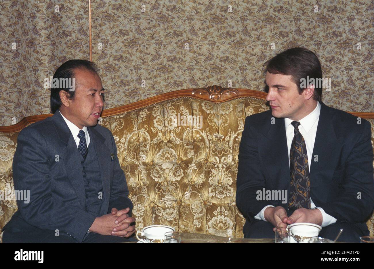 Varsovie 14.02.1994.Spotkanie premiera RP Waldemara Pawlaka (P) z ambasadorem Malezji Abdulem Rahmanem (L) W siedzibie Urzêdu Rady Ministrów W Al.Ujazdowskich. Js PAP/Teodor WalczakVarsovie 14 février 1994.Réunion du PM de Pologne Waldemar Pawlak (à droite) avec l'Ambassadeur de Malaisie Abdul Rahman (à gauche) au Bureau du Conseil des Ministres iat Ujazdowskie Avenue. Js PAP/Teodor Walczak Banque D'Images