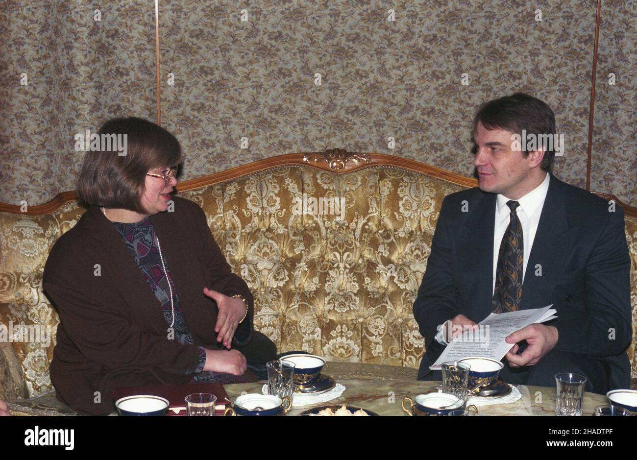 Varsovie 14.02.1994.Spotkanie premiera RP Waldemara Pawlaka (P) z ambasadorem Republiki Czech Market¹ Fialkov¹ (L) W siedzibie Urzêdu Rady Ministrów W al.Ujazdowskich. Js PAP/Teodor WalczakVarsovie 14 février 1994.Réunion du PM de Pologne Waldemar Pawlak (à droite) République tchèque Ambassadeur Marketa Fialkova (à gauche) au Bureau du Conseil des ministres iat Ujazdowskie Avenue. Js PAP/Teodor Walczak Banque D'Images