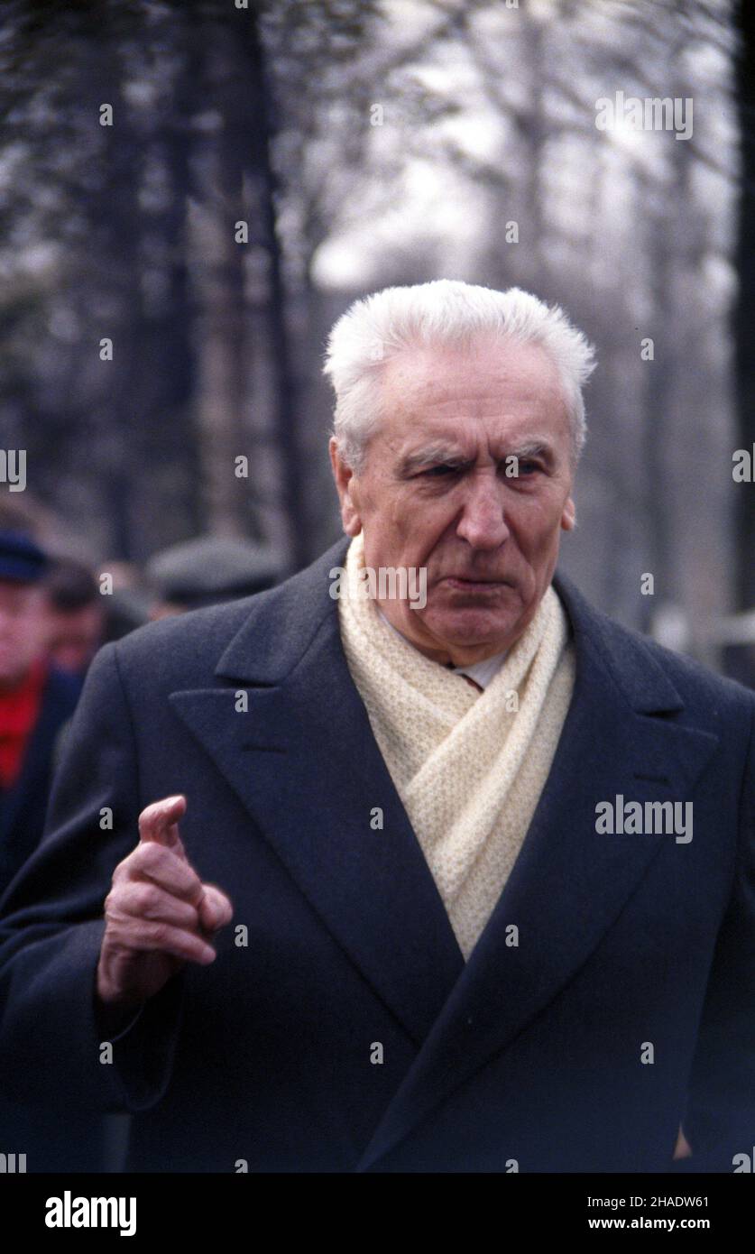 Katowice 25.02.1994.By³y i sekretarz Komitetu Centralnego Polskiej Zjednoczonej Partii Robotniczej (KC PZPR) Edward Gierek na cmentarzu przy ul.Francuskiej, gdzie s¹ pochowani ludzie zas³u¿eni dla Górnego Œl¹ska, genera³ Jerzy Ziêtek i przywódca niepodleg³oœciowy Wojciech Korfanty. Js PAP/Stanis³aw JakubowskiKatowice 25 février 1994.1st ancien secrétaire du Comité central du Parti des travailleurs Unis polonais (KC PZPR) Edward Gierek au cimetière de la rue Francuska, le lieu de sépulture du mérité pour Gorny Slak (haute Silésie) : le général Jerzy Zietek et le chef de l'indépendance Banque D'Images