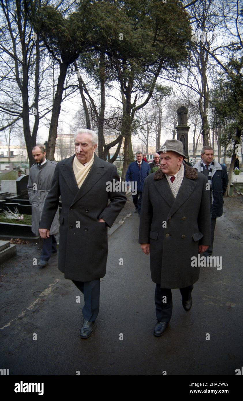 Katowice 25.02.1994.By³y i sekretarz Komitetu Centralnego Polskiej Zjednoczonej Partii Robotniczej (KC PZPR) Edward Gierek (L) oraz dzia³acz komunistyczny i pañstwowy PRL Jan Szydlak (P) na cmentarzu przy.Francuskiej, gdzie s¹ pochowani ludzie zas³u¿eni dla Górnego Œl¹ska, genera³ Jerzy Ziêtek i przywódca niepodleg³oœciowy Wojciech Korfanty. Js PAP/Stanis³aw JakubowskiKatowice 25 février 1994.L'ancien secrétaire du Comité central du Parti ouvrier unifié polonais (KC PZPR) Edward Gierek (gauche) en 1st et le militant communiste et d'État de la République populaire polonaise (PRL) Jan Szydla Banque D'Images